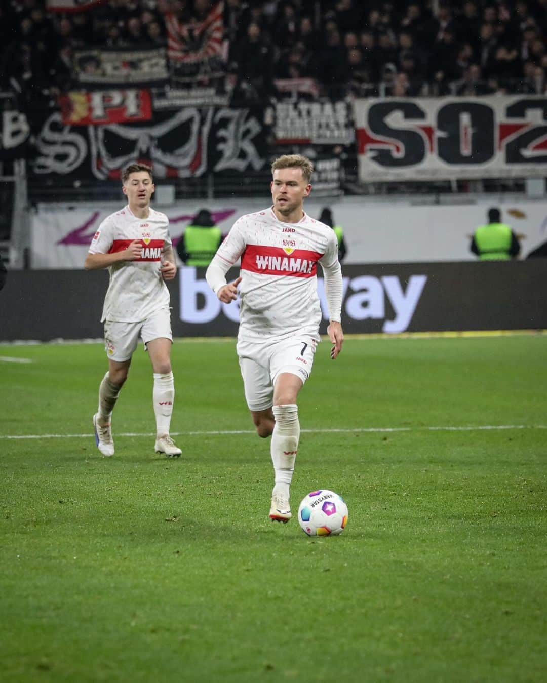 VfBシュトゥットガルトさんのインスタグラム写真 - (VfBシュトゥットガルトInstagram)「JAAAAAAA!!! AUS-WÄRTS-SIEG!! 💪💪❤️❤️❤️❤️ _ #VfB #SGEVfB 1:2 #vfbstuttgart #vfbstuttgart1893 #auscannstatt #furchtlosundtreu #VfBInsta」11月26日 4時33分 - vfb