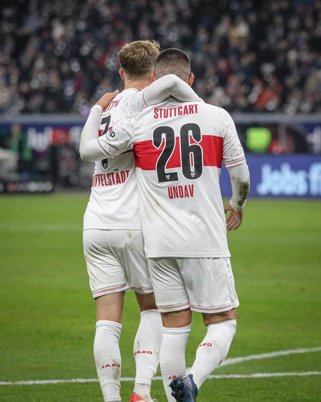 VfBシュトゥットガルトのインスタグラム：「JAAAAAAA!!! AUS-WÄRTS-SIEG!! 💪💪❤️❤️❤️❤️ _ #VfB #SGEVfB 1:2 #vfbstuttgart #vfbstuttgart1893 #auscannstatt #furchtlosundtreu #VfBInsta」