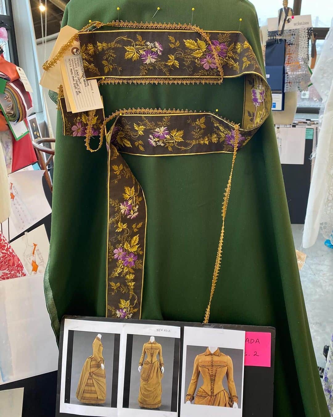 シンシア・ニクソンさんのインスタグラム写真 - (シンシア・ニクソンInstagram)「Gilded Age Cynthia Nixon !!! , @cynthiaenixon endlessly inspiring stories and the designs , #robertseanleonard , dresses beautifully made by Kathy Marshall and her team @tricorneinc Thank you ! Design by @kasia_walicka_maimone」11月26日 4時35分 - cynthiaenixon