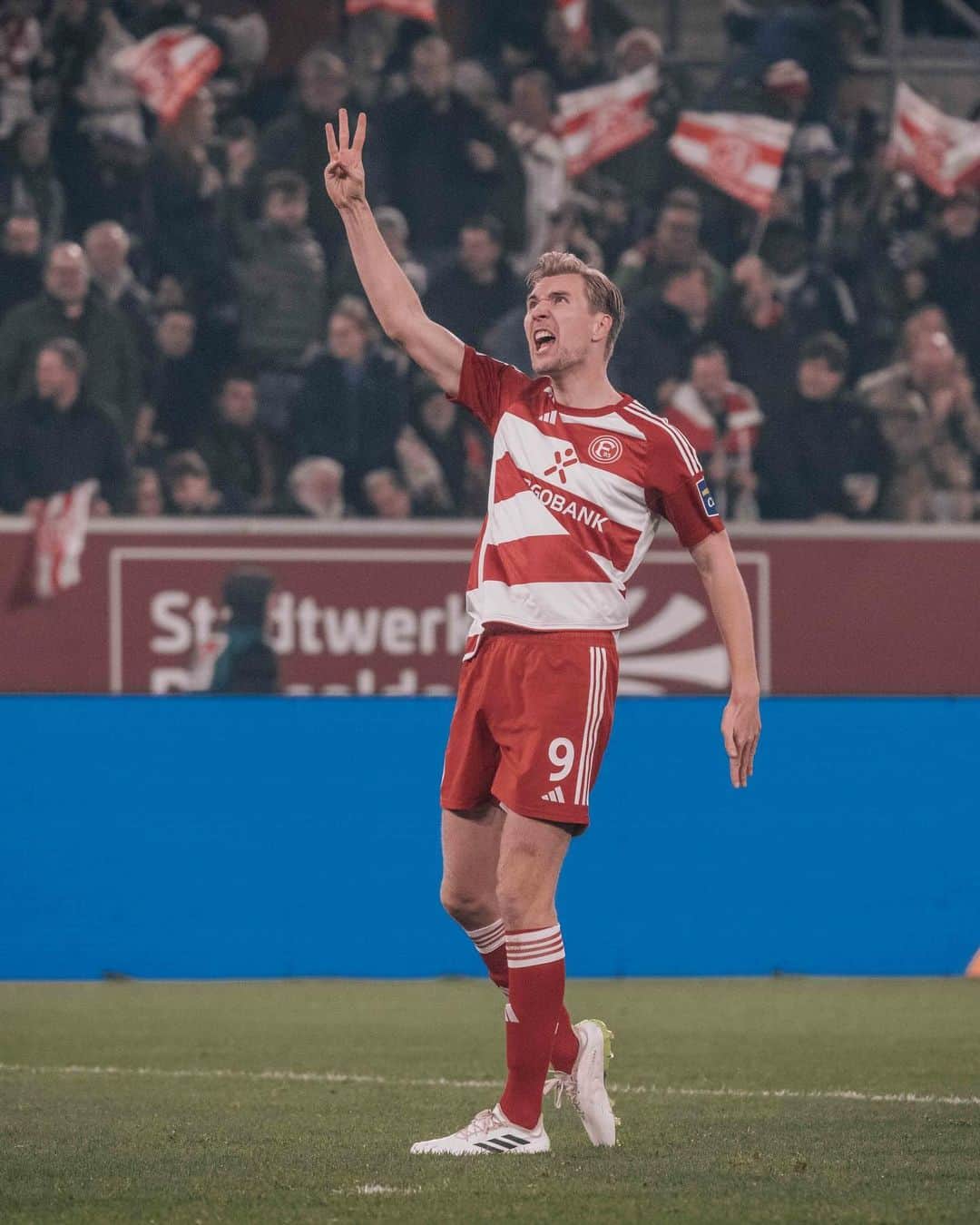 のインスタグラム：「DOPPELPACK @vinvermeij UND ES STEHT 3:0 🤯🤯🤯 Was ist hier los!? 😍 • • #f95 #fortuna #F95S04 #2Bundesliga」