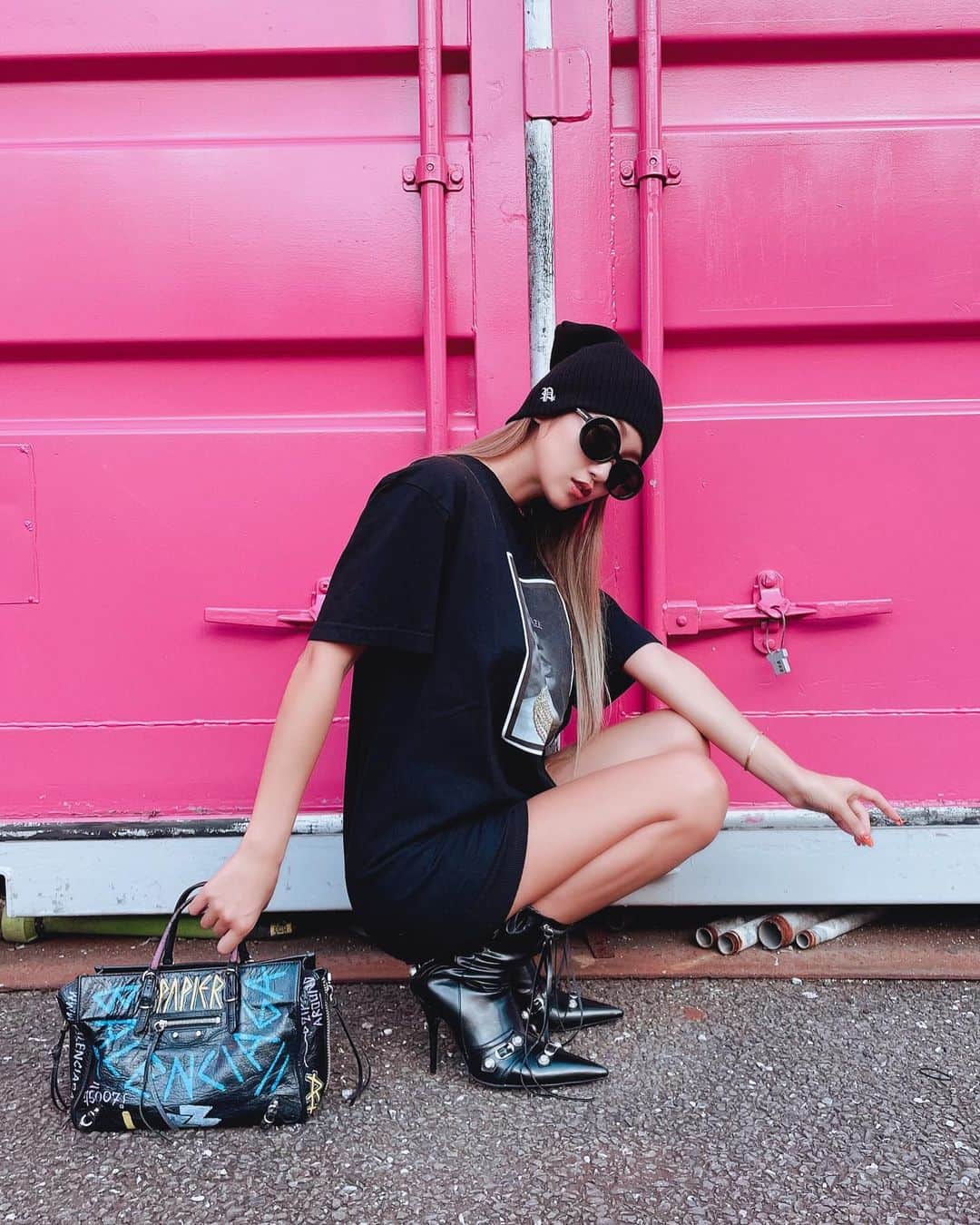 鈴木愛美さんのインスタグラム写真 - (鈴木愛美Instagram)「: 𝓑𝓵𝓪𝓬𝓴 𝓬𝓸𝓭𝓮🖤  #manyacode #fashion #fashionstyle #fashionista #pinkyshakeapparel #ootd #ootdfashion #code #coordinate #Blackcode #boots #balenciaga」11月26日 5時06分 - x.manya.x