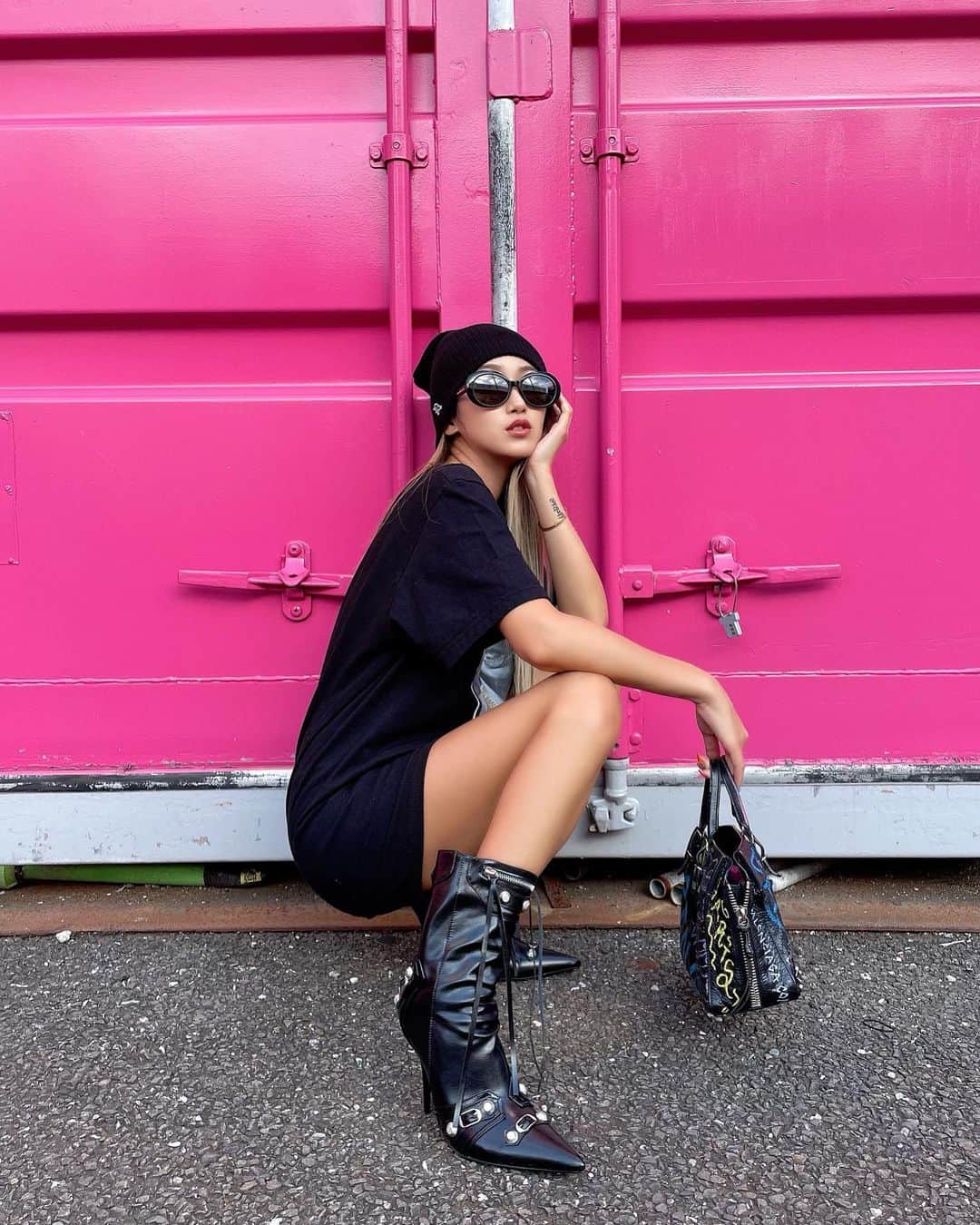 鈴木愛美さんのインスタグラム写真 - (鈴木愛美Instagram)「: 𝓑𝓵𝓪𝓬𝓴 𝓬𝓸𝓭𝓮🖤  #manyacode #fashion #fashionstyle #fashionista #pinkyshakeapparel #ootd #ootdfashion #code #coordinate #Blackcode #boots #balenciaga」11月26日 5時06分 - x.manya.x