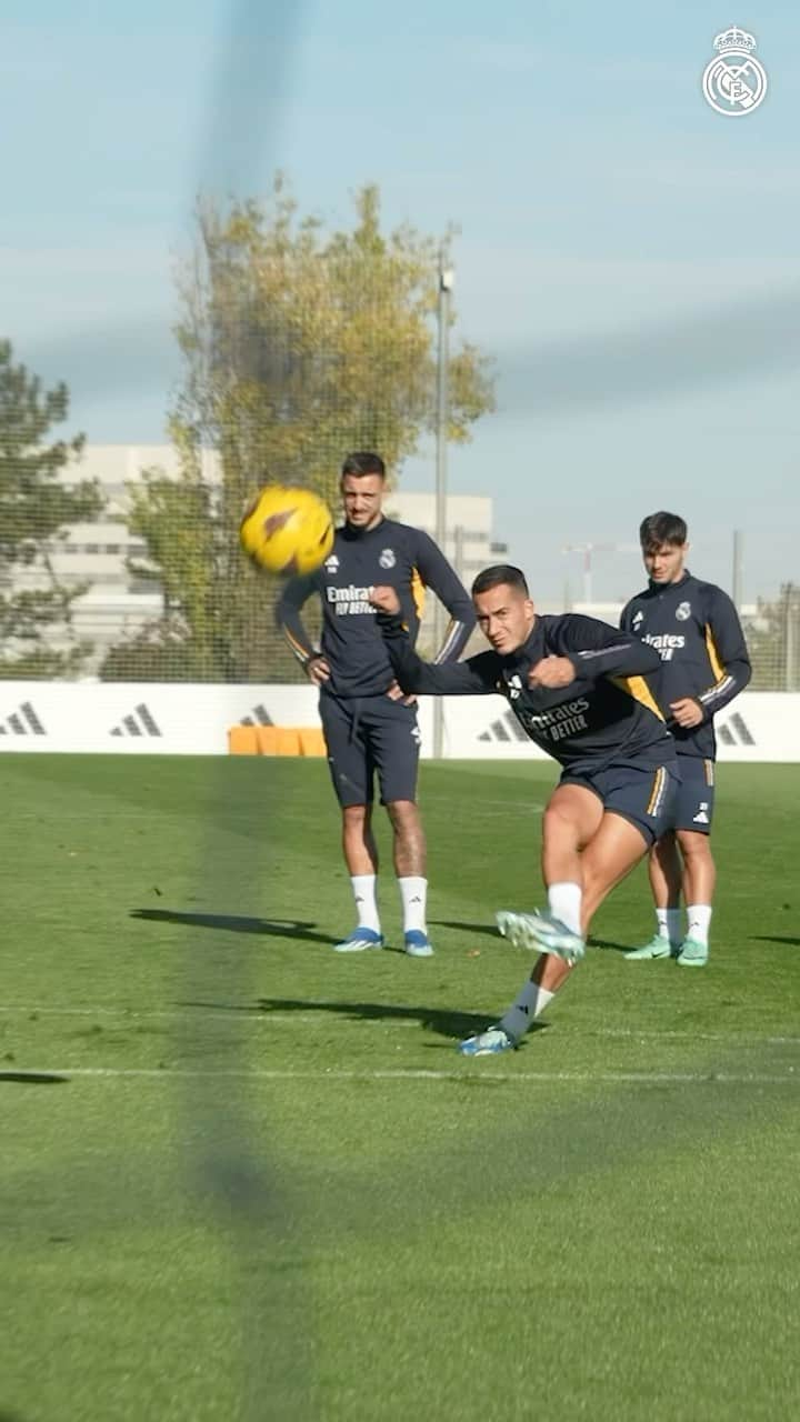 レアル・マドリードのインスタグラム：「⚽ + 📐 + 🥅 = 🕺 📺 INSIDE TRAINING 👉 #RMPlay 🔗 Link in BIO #RMCity | #CádizRealMadrid」