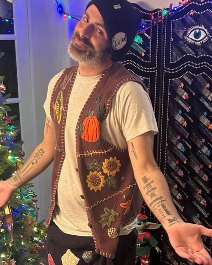 クレア・グラントさんのインスタグラム写真 - (クレア・グラントInstagram)「Who wore it better? No seriously. Gimme your votes. Thank you to @christinalaskay for finding this gem of a goodwill vest, thus beginning our new tradition of time-sharing an ugly Thanksgiving vest for the night. Hope you all enjoyed time with family and friends while gorging yourself until you could no longer stand.」11月26日 5時14分 - claregrant