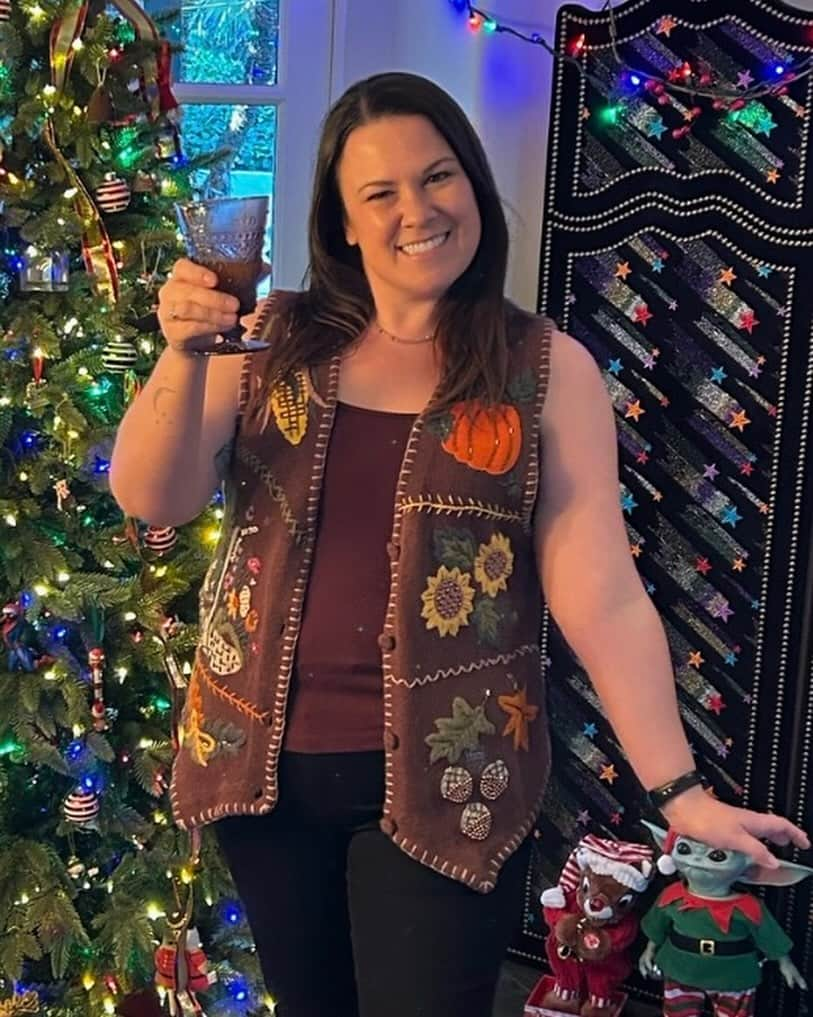 クレア・グラントさんのインスタグラム写真 - (クレア・グラントInstagram)「Who wore it better? No seriously. Gimme your votes. Thank you to @christinalaskay for finding this gem of a goodwill vest, thus beginning our new tradition of time-sharing an ugly Thanksgiving vest for the night. Hope you all enjoyed time with family and friends while gorging yourself until you could no longer stand.」11月26日 5時14分 - claregrant