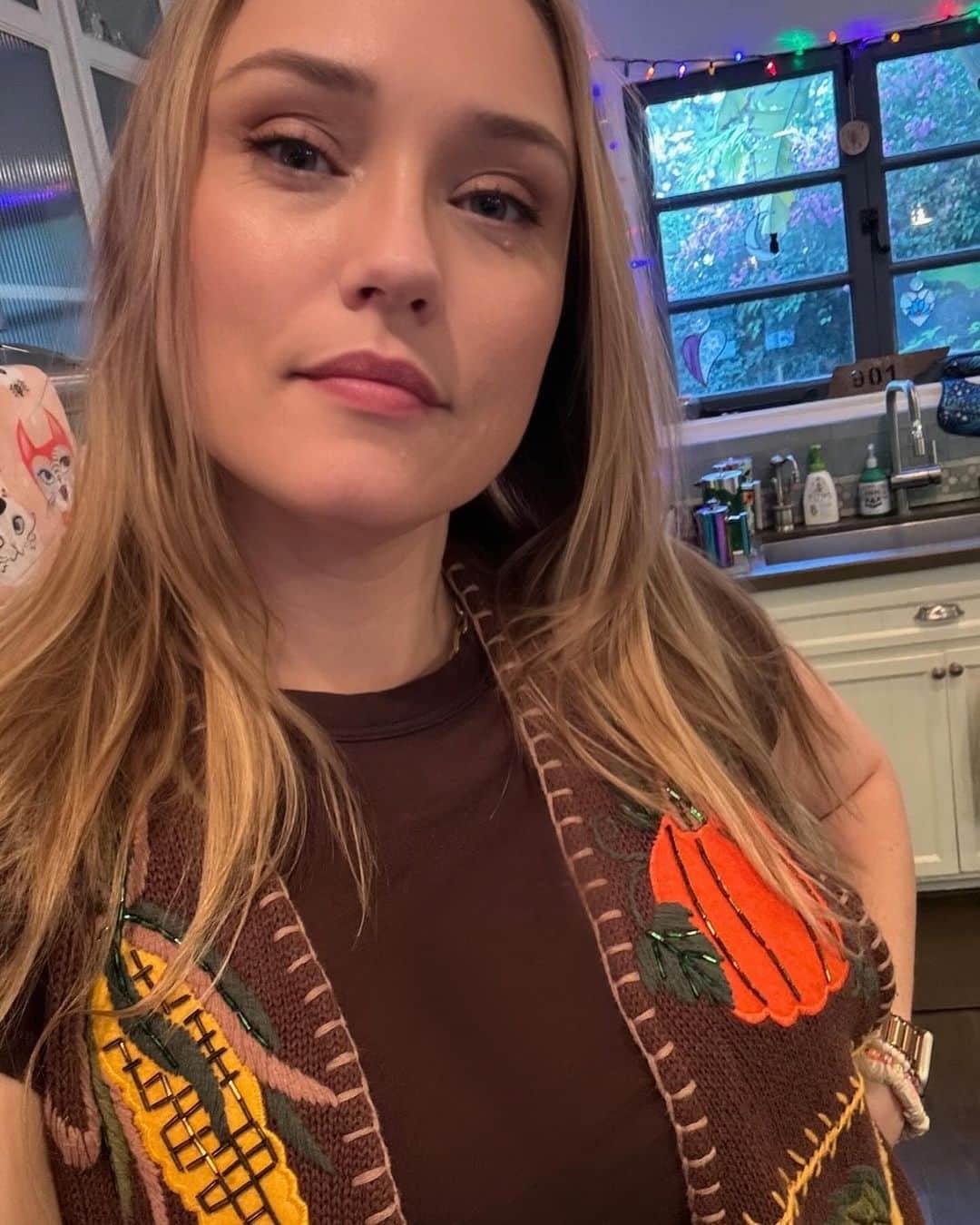 クレア・グラントのインスタグラム：「Who wore it better? No seriously. Gimme your votes. Thank you to @christinalaskay for finding this gem of a goodwill vest, thus beginning our new tradition of time-sharing an ugly Thanksgiving vest for the night. Hope you all enjoyed time with family and friends while gorging yourself until you could no longer stand.」
