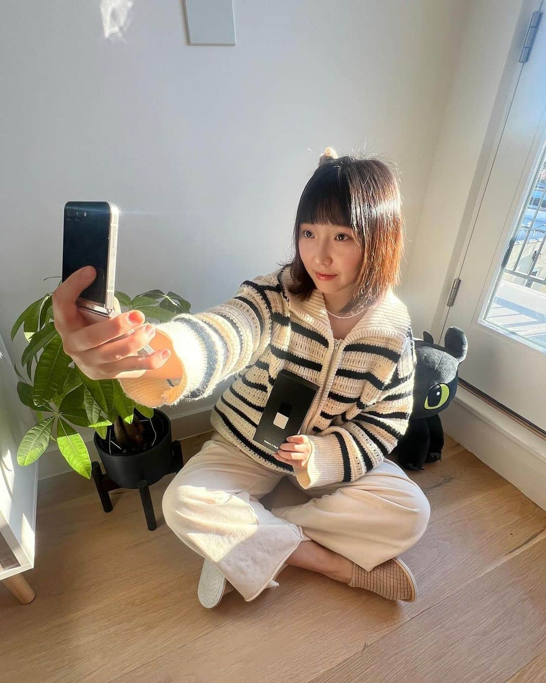 ミン さんのインスタグラム写真 - (ミン Instagram)「Thank you so much, @samsungmobileusa, for sending me the new Samsung Flip 5 and the Samsung Galaxy Watch 6! I’m so excited to be leading a dance-along at the #JointheFlipside activation tomorrow at 50 W 34th Street from 2-5pm! Don’t miss it and I can’t wait to meet you all tomorrow 🩵 #samsungpartner   #jointheflipside #fliptakeover」11月26日 5時18分 - therealminnn