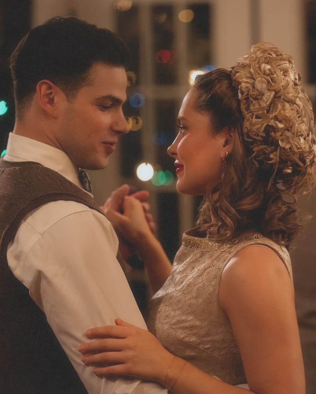 ナターシャ・ブレのインスタグラム：「Impossible to pick my favorite Savannah & Rudy Christmas era… the 40’s, 60’s, 90’s, & present day! 🍂🤍🪩🎺 @anthonytimpano and I had too much fun with the wigs…  A Christmas for the Ages! @gactv Nov 26th!! 🎄🎄」