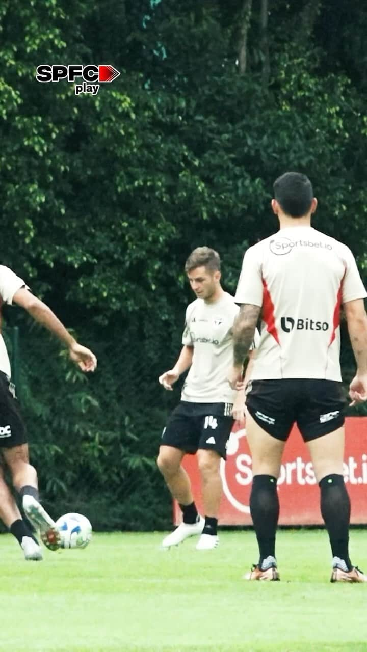 São Paulo FCのインスタグラム：「⚽ Tricolor encerra a preparação para o penúltimo jogo em casa na temporada!   📺 Assista na #SPFCplay  #VamosSãoPaulo 🇾🇪  🎥 @gutierrefilmes」