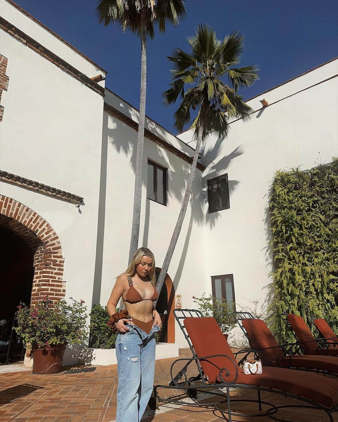 トーリ・ウェブスターのインスタグラム：「hii Santo Domingo 🌴🍍🗺️👀  exploring the Dominican Republic from a whole new lens, and she’s perfect!!! 🇩🇴  📍: @hodelpanicolasdeovando @godomrep」