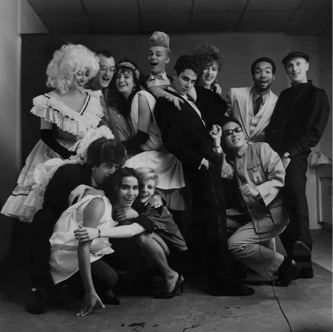 テート・ギャラリーのインスタグラム：「📸 Born Joseph Tseng in Hong Kong in 1950, the artist later known as Kwong Chi moved with his family to Vancouver in the 1960s. After studying at the University of British Columbia, then at the École supérieure d’arts graphiques in Paris, Tseng followed his sister Muna to New York in 1978, where he settled down in the East Village.  Soon after arriving, Tseng began the series East Meets West, photographing himself at iconic tourist sites around the world. Made at a time when concerns around identity politics were brewing, Tseng’s images subversively explore notions of cultural identity. Rigidly positioned, wearing a Zhonghan or ‘Mao suit’ and a deadpan expression, his images reveal the perceived and at times stereotypical 'differences' between the West and East, the mainstream and marginal.  Tseng spent much of his adult life in New York, where he became a key figure of the downtown art scene in the 1980s. Part of an intimate circle of artists, Tseng developed a career around his performative self-portraits, as well as documenting the art scene and nightlife of downtown New York. In 'The Gang's All Here' Tseng stages an image of his friends, including Keith Haring (top right) and Kenny Scharf (kneeling, bottom right). Tseng crouches to the right and captures the image via a remote. Tseng was known as Keith Haring's best friend and loyal documenter, producing over 25,000 images of Haring’s ephemeral drawings in New York subways, as well as of Haring’s other work. Tseng died of AIDS-related causes at the age of thirty-nine, not long after completing 'East Meets West', and just one month after the death of Keith Haring. ❤️  📷 @TsengKwongChi, The Gang's All Here, New York, 1983. Photograph: Tseng Kwong Chi © Muna Tseng Dance Projects, Inc. 📷 @TsengKwongChi, New York (Empire State) 1979, San Francisco, California (Trans Am) 1979 and London, England (Tower Bridge) 1983, on free display at Tate Modern. 📷 Keith Haring and @TsengKwongChi, photo session for Pop Shop, New York 1984」