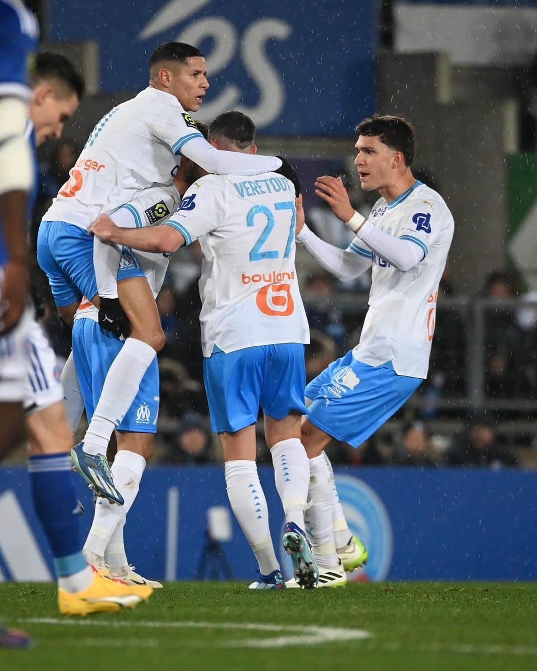 オリンピック・マルセイユのインスタグラム：「Menés rapidement, nos Olympiens ont recollé au score grâce à un but de @djoninho25 ! ⚽️  Il faudra pousser pour décrocher la victoire dans le second acte. 𝐀𝐥𝐥𝐞𝐳 𝐥’𝐎𝐌 ! 🔵⚪️ #RCSAOM」