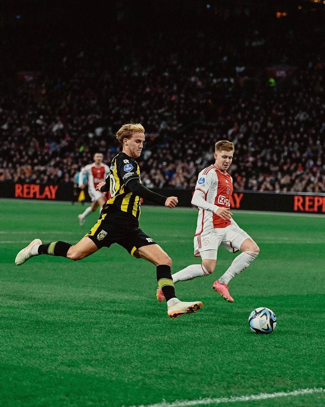 フィテッセさんのインスタグラム写真 - (フィテッセInstagram)「Rust in Amsterdam ⏸️  HT | 2-0  #Vitesse #ajaVIT」11月26日 5時53分 - mijnvitesse