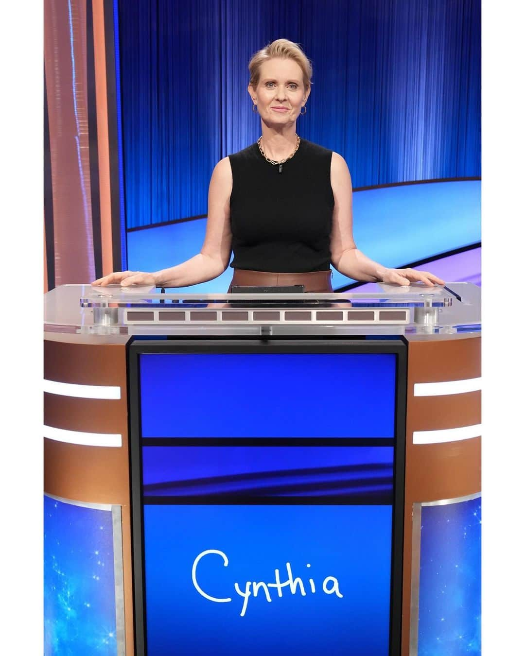 シンシア・ニクソンさんのインスタグラム写真 - (シンシア・ニクソンInstagram)「Checked Jeopardy off the bucket list ✅ I had the BEST time on @CelebrityJeopardyABC to raise money for @SAGAFTRAFound! Watch me compete with @CedTheEntertainer and @HeatherKMcMahan on Wednesday at 8/7c.」11月26日 5時55分 - cynthiaenixon