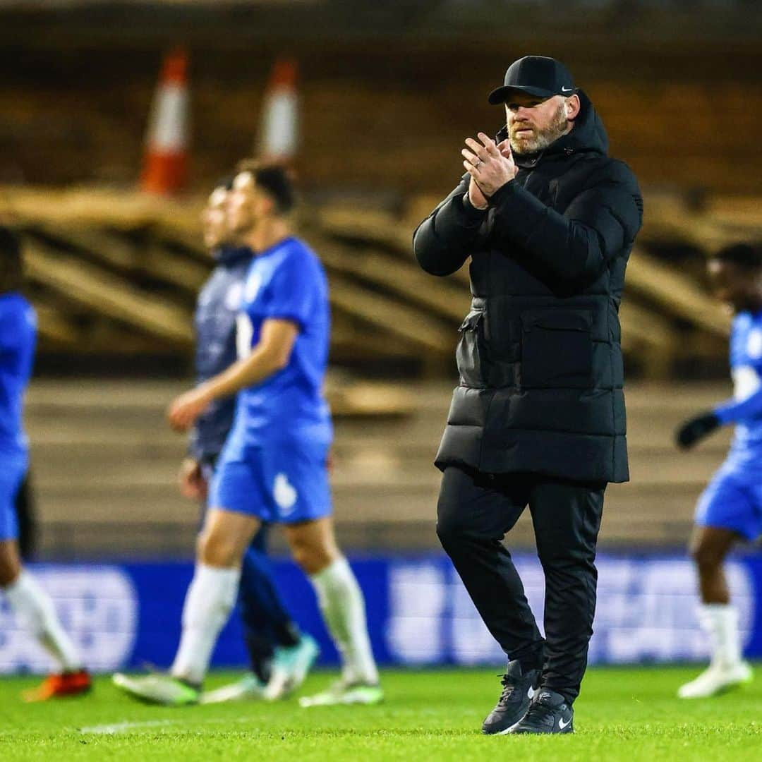 ウェイン・ルーニーさんのインスタグラム写真 - (ウェイン・ルーニーInstagram)「Important 3 points today. Thanks to the fans for the brilliant support as always. All focus on our next game. 🔵💪 @bcfc」11月26日 5時59分 - waynerooney