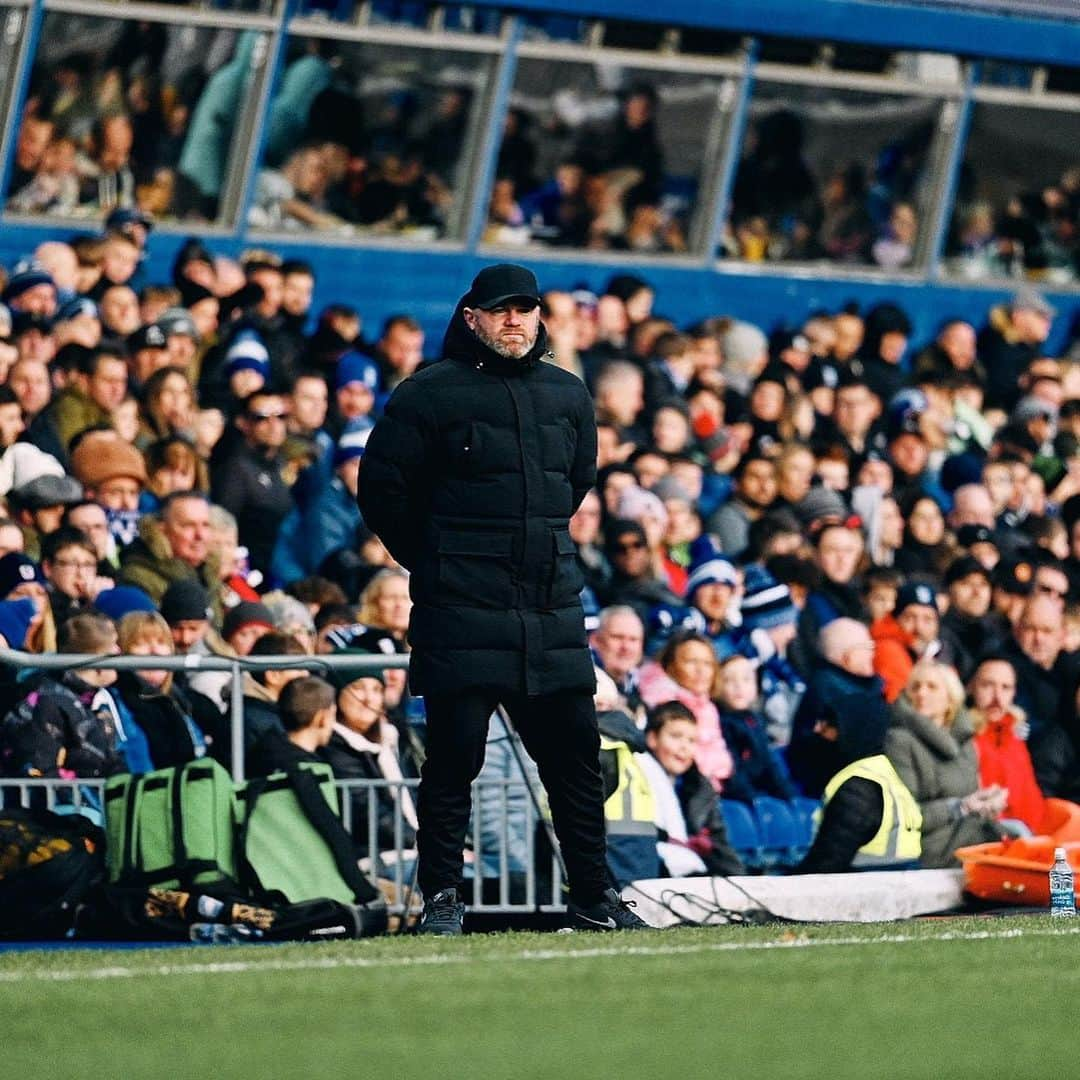 ウェイン・ルーニーさんのインスタグラム写真 - (ウェイン・ルーニーInstagram)「Important 3 points today. Thanks to the fans for the brilliant support as always. All focus on our next game. 🔵💪 @bcfc」11月26日 5時59分 - waynerooney