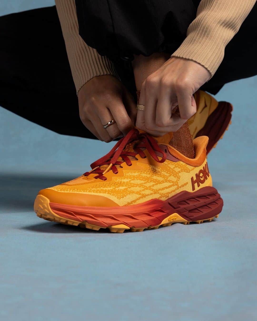 Foot Lockerさんのインスタグラム写真 - (Foot LockerInstagram)「Amber Haze 🔥   Plus up your rotation with warm colors on your favorite HOKA silhouettes.  Shop holiday picks in-store & online now.」11月26日 6時02分 - footlocker