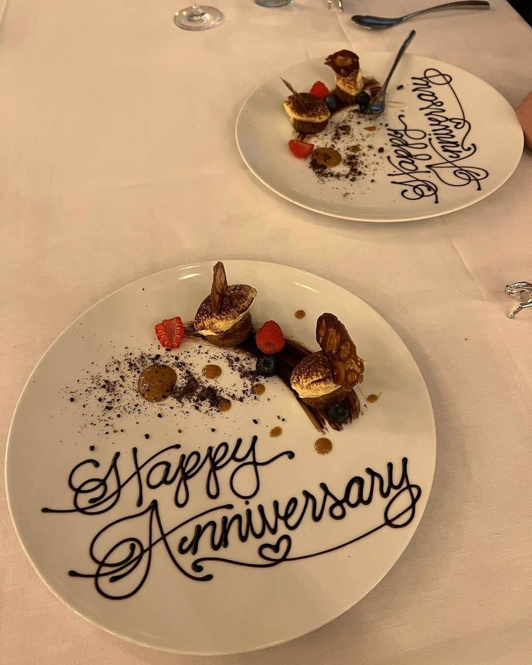 平アスカさんのインスタグラム写真 - (平アスカInstagram)「dinnerはもうすぐの結婚一年記念日をお祝いしてもらったよ🕯️ ペアリング追いつけなくて渋滞🥰🥂 ふたりしていいかんじに酔っ払い🥴 そのノリで自撮りしまくり🤳☺️ @arancinokahala のコース本当に美味しかった、、🍽️ . .  #hawaii #hawaiitrip #sunset #kahalahotel #kahala #dinner #arancinokahala #kahalabeach #kahalabeachpark #beautifulsunset #ハワイ #カハラリゾート #カハラ #アランチーノカハラ」11月26日 6時02分 - asucataira