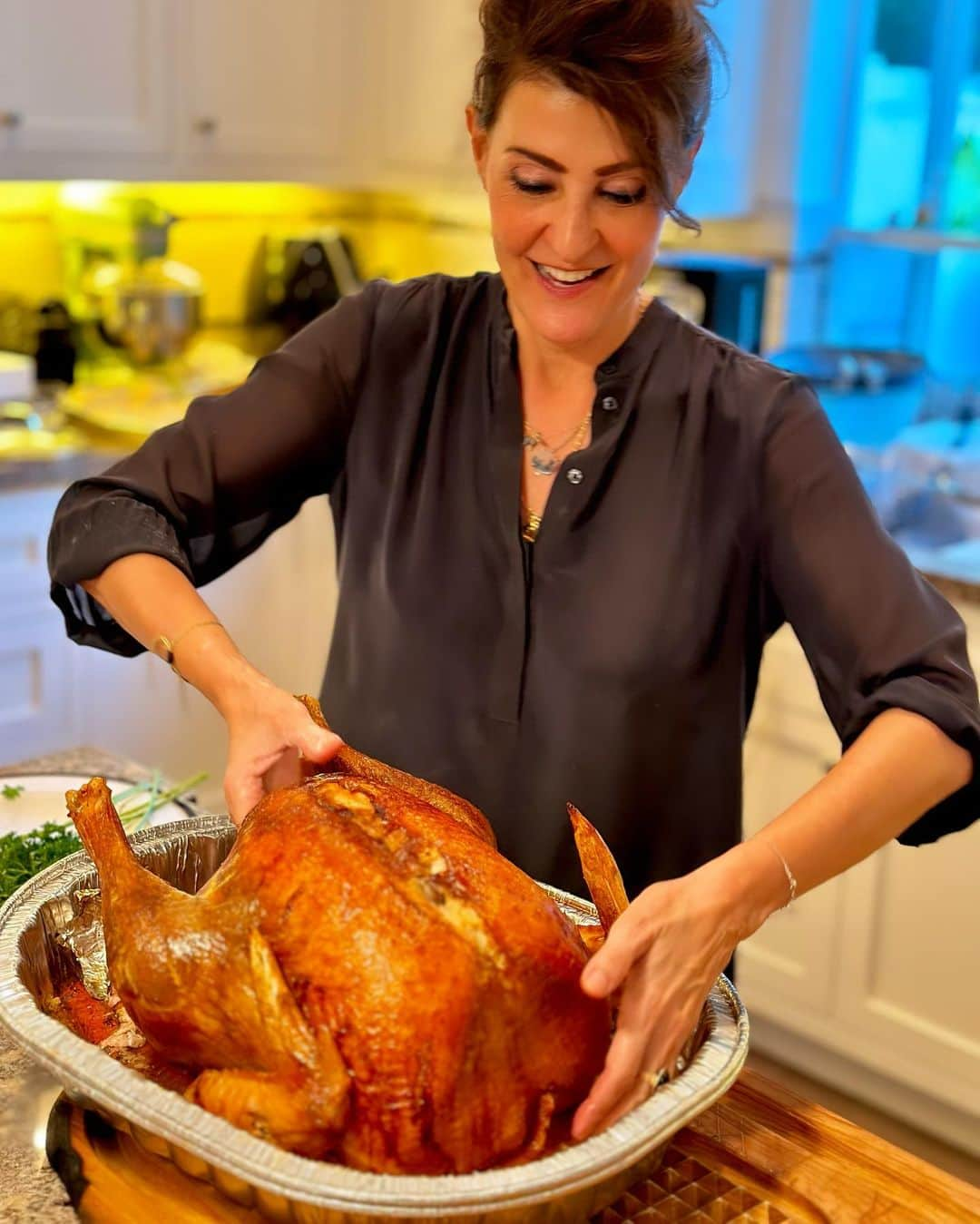 ニア・ヴァルダロスさんのインスタグラム写真 - (ニア・ヴァルダロスInstagram)「I take safety in the kitchen quite seriously.」11月26日 6時07分 - niavardalos