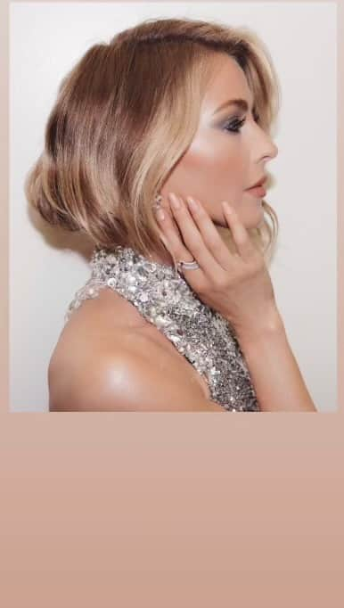 ジュリアン・ハフのインスタグラム：「Q: How do you create a soft, not hairsprayed, #fauxbob with 1 row of #GreatLengths extensions that @juleshough can pirouette 8 times in? 🌪️🌪️🌪️🌪️🌪️🌪️🌪️🌪️  A: 2 braids, 5 rubber bands and 87 bobby pins.   (not so) Fun Fact: This one had me sweatin! I took it out twice before, redid it during rehearsals 3 min commercial breaks… and luckily the hair gods heard my prayers.  🪄Ta-Da! ✨ #shekeepsmeonmytoes 🩰 (too stressed to film this one 🤪)  @ninezeroone @dancingwiththestars @greatlengthsusa」