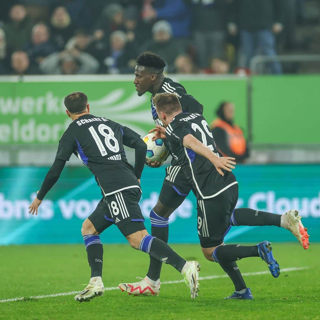 シャルケ04のインスタグラム：「Wieder im Spiel! Weiter jetzt!  . #F95S04 4:3 . . #Schalke #S04 #Matchday #Football #Soccer #Fußball #Futbol #Knappen #EinLebenLang #🔵⚪️」