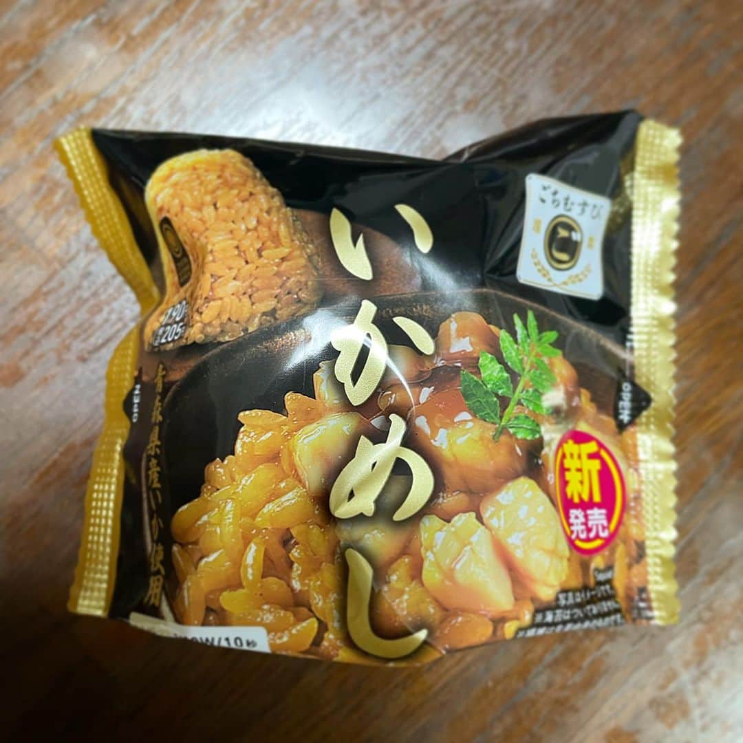 木村ひさしのインスタグラム：「最高のおっさんのあかん深夜食 ファミマのおにぎり お茶を買うつもりで入ったに、見つけたら買っちゃうよね。 #最高のおっさんのコンビニメシ」