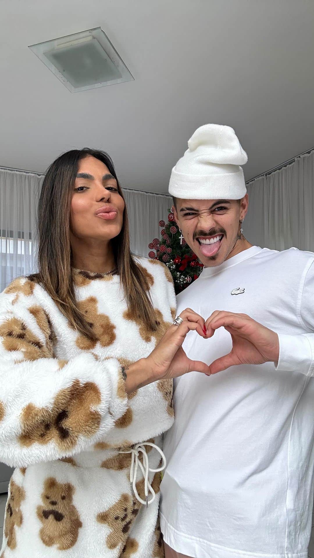 Bielのインスタグラム：「VALEU, NATALINA 🤣🎄🎅🏻」