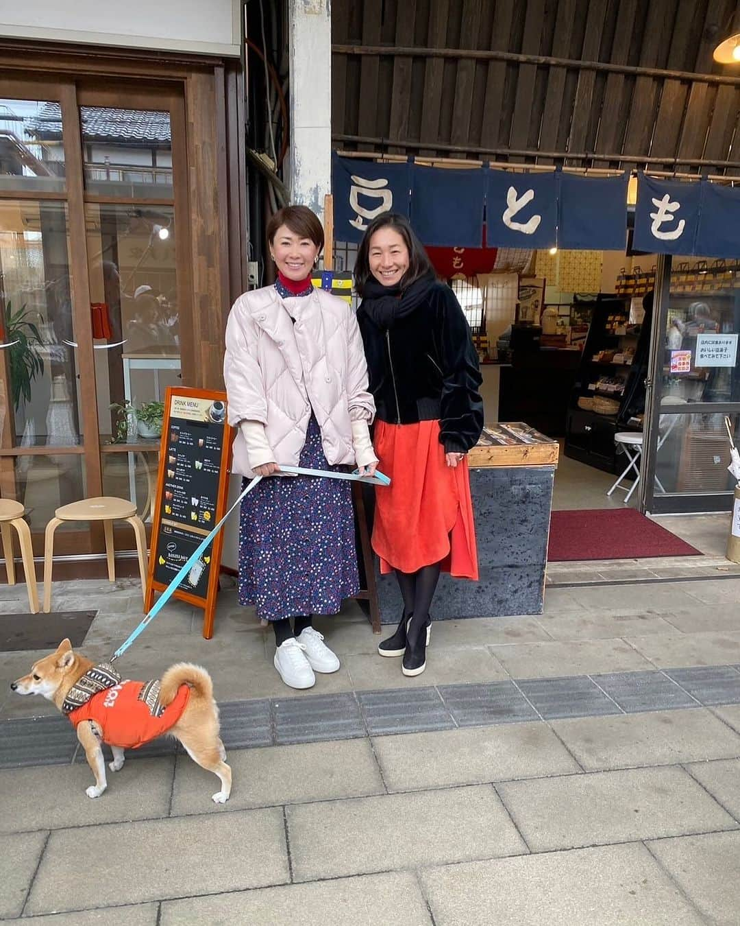 古閑美保のインスタグラム：「鳥取ロケで、、、 @kimiko.date 🎾先輩。 私は豆柴と。🎾先輩はサウナへ （遠くにいてもオーラダダ漏れ） （キュートダダ漏れ） （憧れ） #熊本の美保ちゃん #世界の🎾先輩＠kimiko.date」