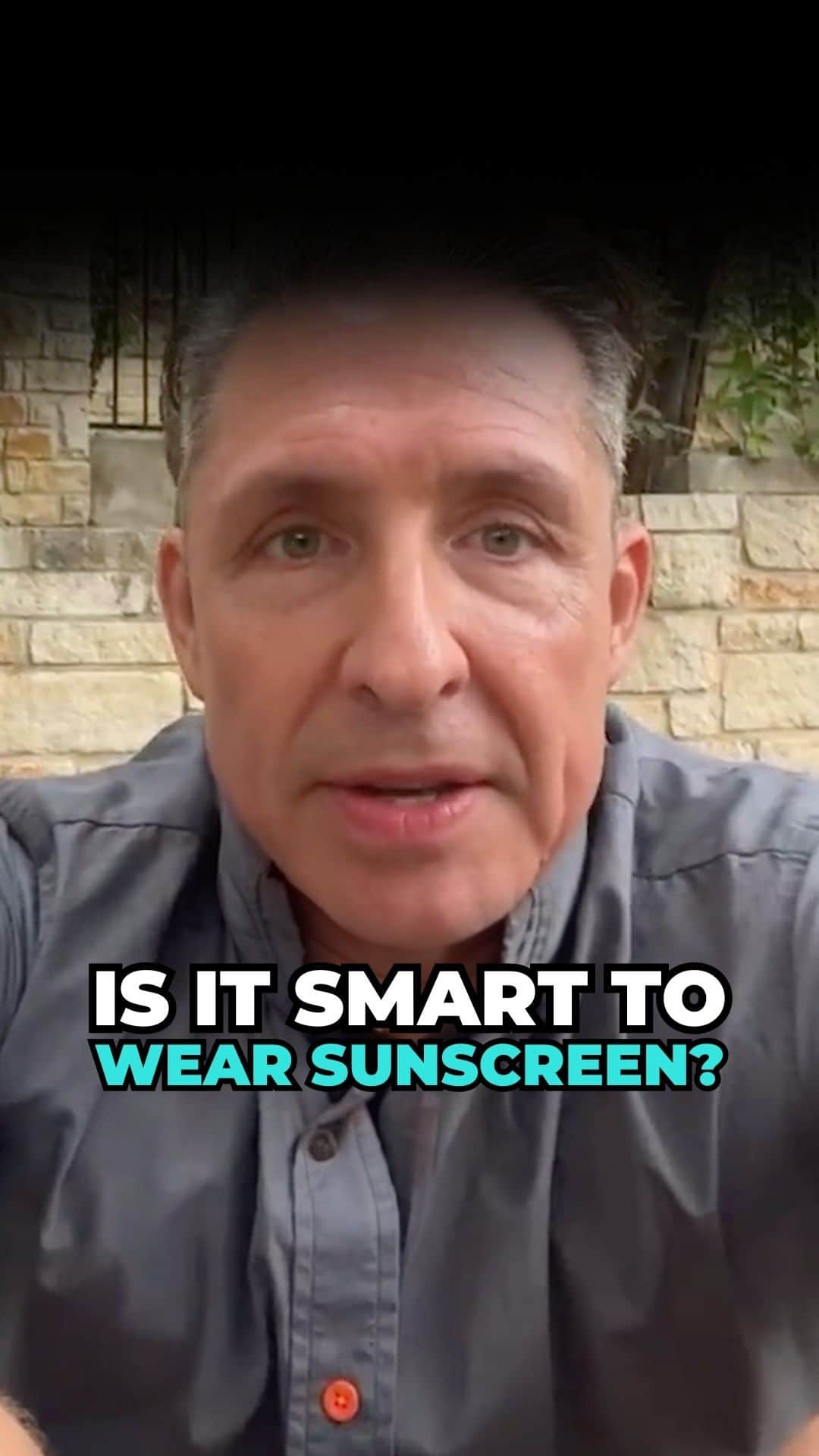 デイヴ・アスプリーのインスタグラム：「Is it smart to wear sunscreen daily? 🤔  #DaveAsprey #biohacking #biohacker #biohacked #sunscreen #sunexposure #skincare #skincareroutine #wellness #wellbeing #longevity #aging」