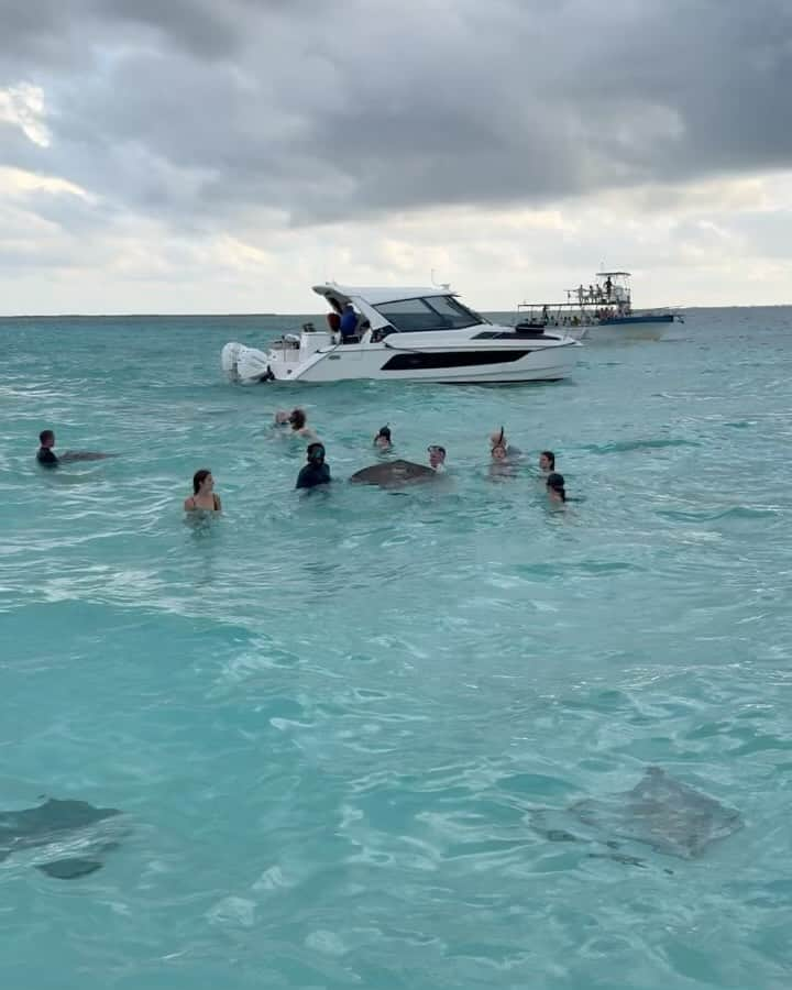 ルーク・ドナルドのインスタグラム：「First time to the Cayman Islands and it didn’t disappoint! Sting rays, star fish, sunsets and plenty of food and drink 😋  A belated Happy Thanksgiving to all my US friends #familytime #friends」