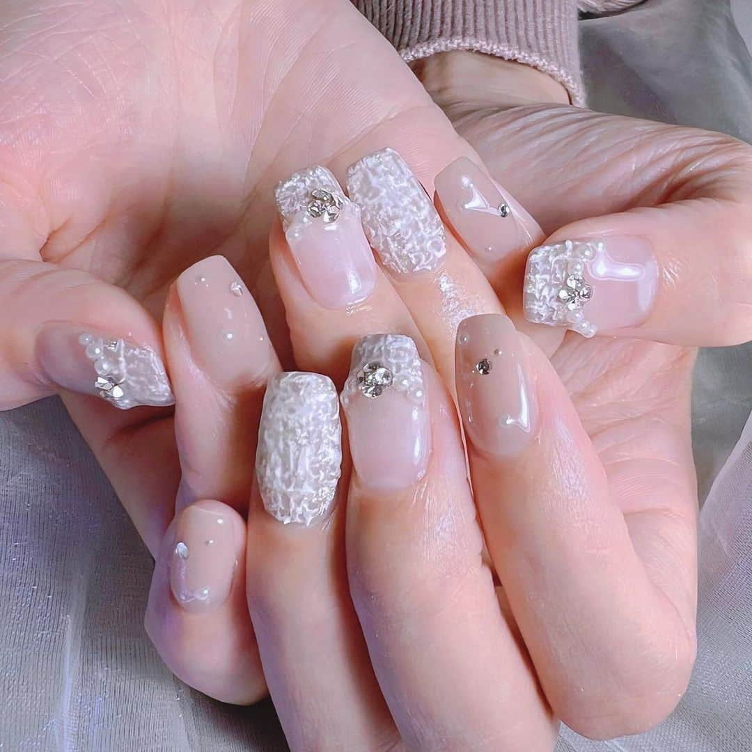 やっこさんのインスタグラム写真 - (やっこInstagram)「new  nail💅 ⁡ ⁡ ⁡ ⁡ 冬らしくツイードに🤍 ⁡ なかやまちえこさん @chiekonakayama  いつもありがとうございます☺️ ⁡ きらきらで可愛くてずっと見ちゃう…🥺♡ ⁡ ⁡ ⁡ ⁡ ⁡ #ネイル #nail #ツイードネイル #キラキラネイル #秋ネイル #冬ネイル #ワンホンネイル #スクエアネイル #ベージュネイル」11月26日 6時35分 - yakko928