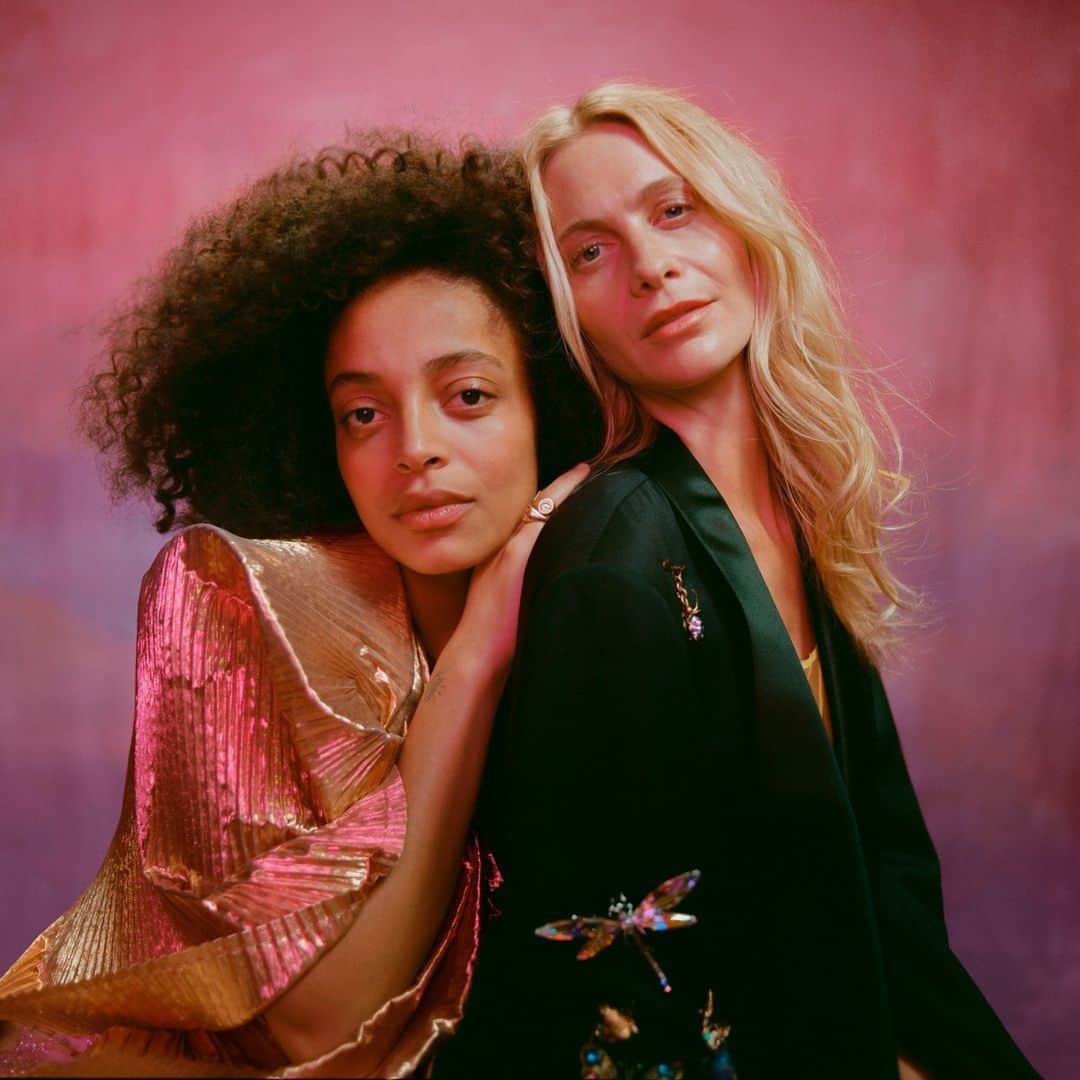 Vogue Beautyのインスタグラム：「Fine or thick, straight or curly, the best hair care products make it easy to achieve a good hair day. Whether it’s a blow dryer that delivers frizz-free results, a detangler that makes brushing through tresses easy, or a thickening treatment that adds volume and fullness, discovering the right products for you makes all the difference. At the link in our bio, find all the best hair care products Vogue editors swear by. Photographed by @autumndewilde, Vogue, May 2022.」