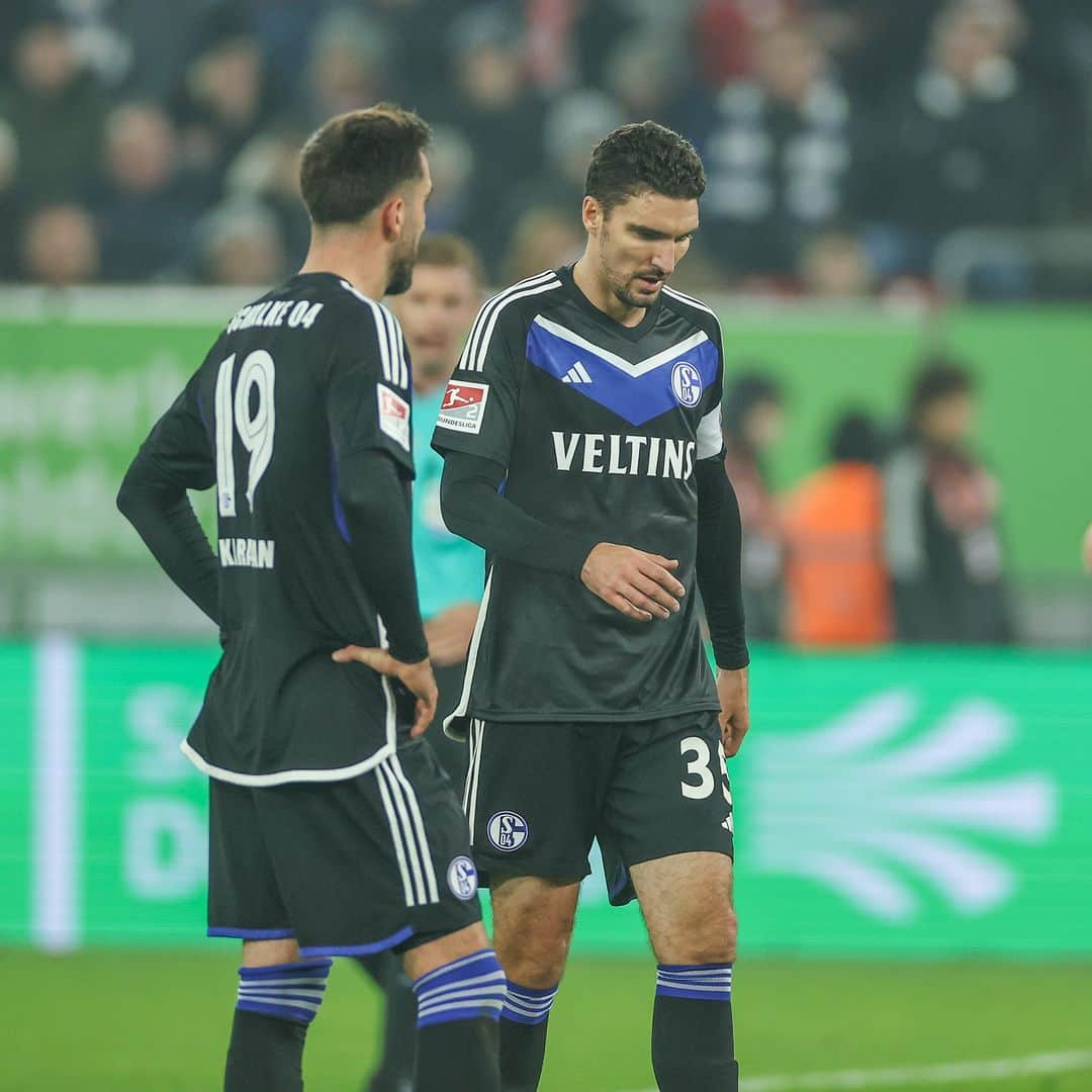 シャルケ04のインスタグラム：「Niederlage in Düsseldorf. . #F95S04 5:3 . . #Schalke #S04 #Matchday #Football #Soccer #Fußball #Futbol #Knappen #EinLebenLang #🔵⚪️」