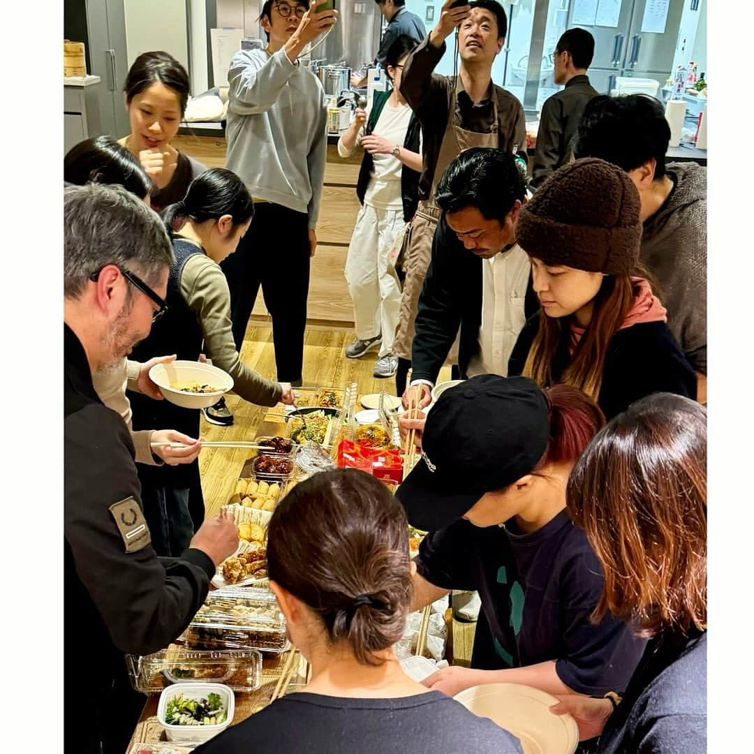 山本千織さんのインスタグラム写真 - (山本千織Instagram)「大阪いろいろ  番重出荷・出店者の方々の弁当いただきました・社食のカレーと粕汁のセット最高・胸肉の昆布締めと鶏キンカン醤油漬け最高・朝5時に並んでる阪神タイガースファンの猛者たち・デパ地下懇親会・春巻試食会  皆さんお疲れさまでした〜👏👏👏」11月26日 6時38分 - chiobenfc