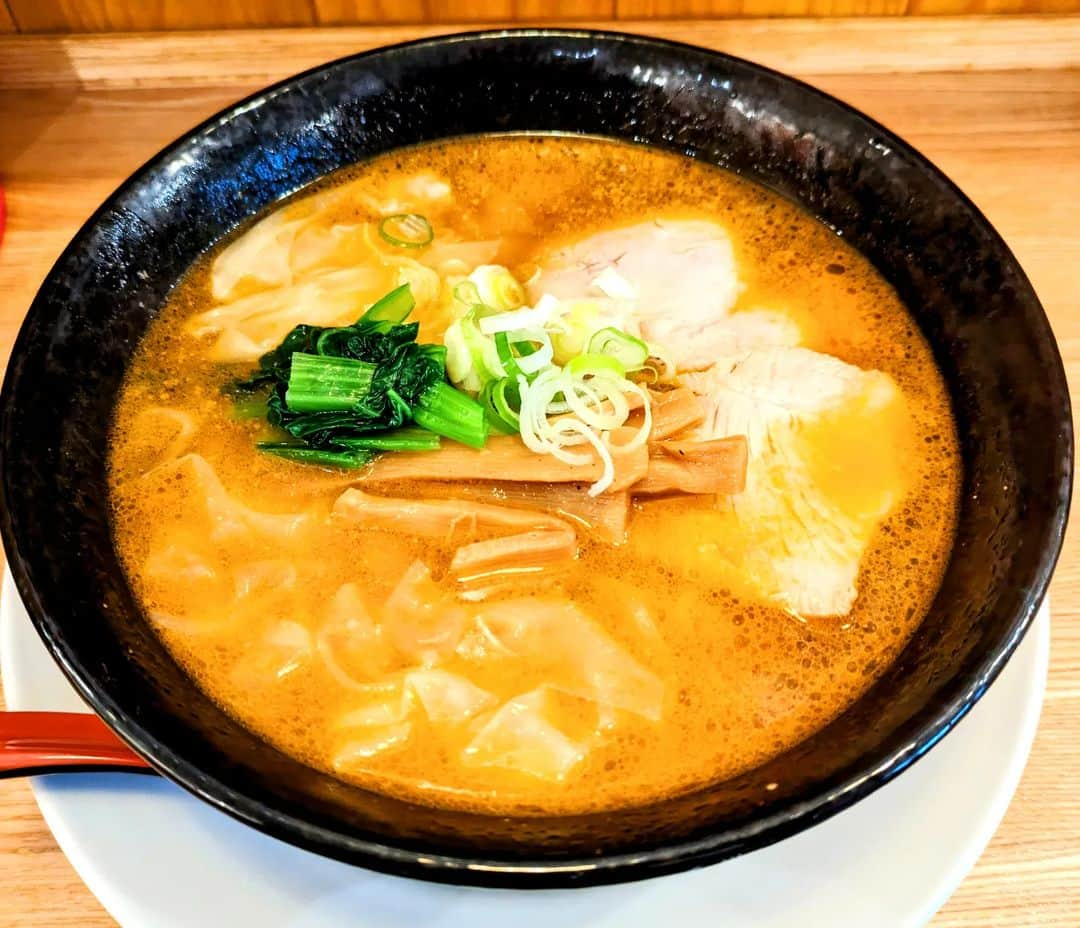 佐藤佐吉さんのインスタグラム写真 - (佐藤佐吉Instagram)「あまりに寒くて久々にラーメン 比較的ご近所の人気店だが初入店 ちょいピリ辛なスタミナワンタンメン とろけるような柔らかさのワンタンでした  #ワンタンメンの満月」11月26日 12時12分 - sakichisato