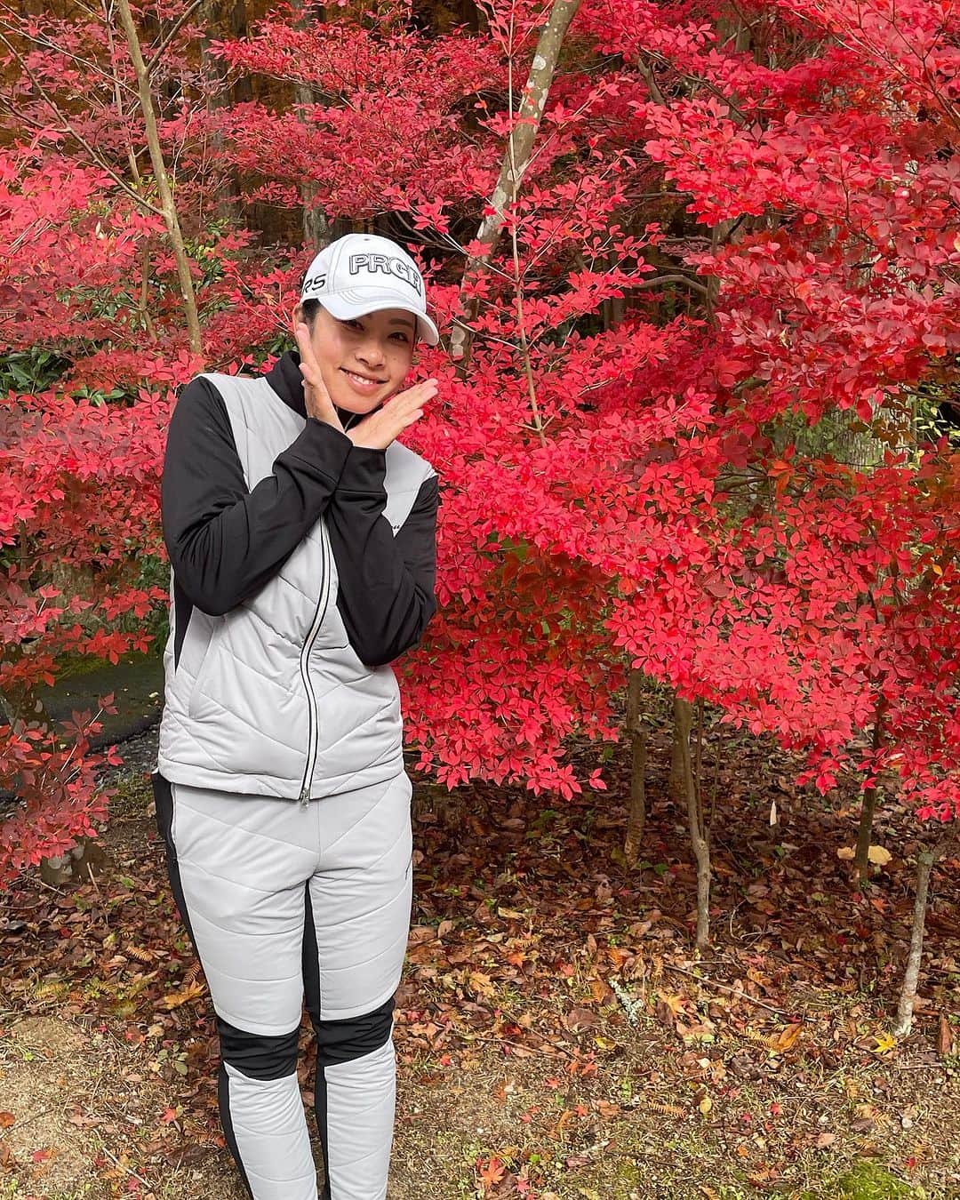 森田理香子のインスタグラム：「． ． 紅葉🍁が綺麗。癒されました。 人まで真っ赤に写りそうな赤🟥✨ ここのゴルフ場の紅葉はNo.1ですねー♪ 四季を感じられる日本は素晴らしいなって思いましたー  #四季#秋#紅葉#紅葉#ゴルフ場#サイプレス #兵庫県#京都#丹波#綺麗#癒し #yummyrose#ゴルフウェア#かっこいい#可愛い #オシャレ#モノトーン#ストレッチ#nike#smith #prgr#rs」