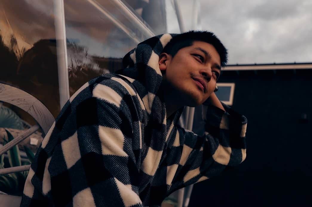 舘野将平のインスタグラム：「人生初のグランピング行ってきました⛺️🪵 最高に癒されました😌 @ryousuke_nomura  #グランピング #焚き火 #サウナ #sauna#キャンプ#チル」
