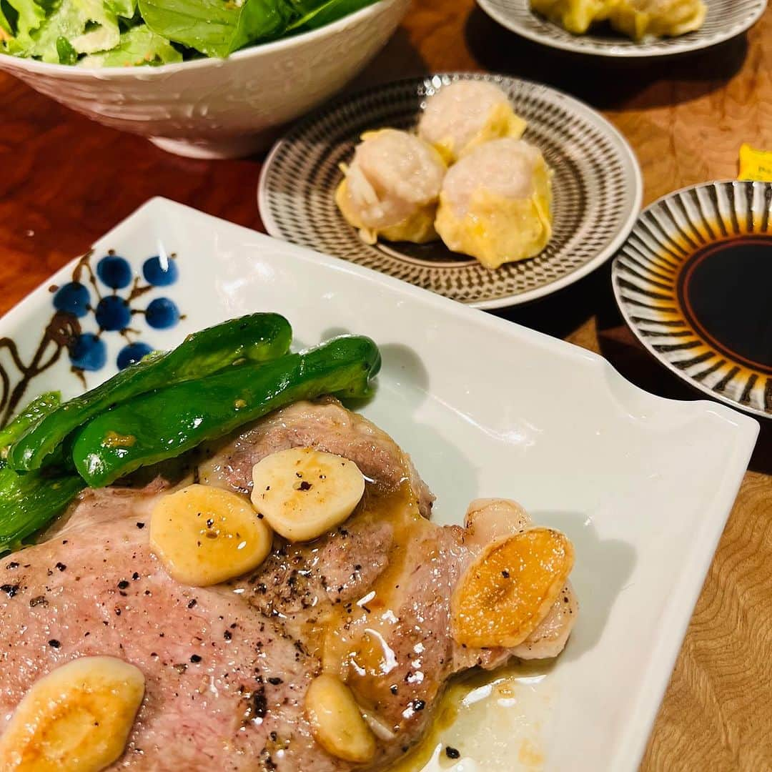 浅野千絵さんのインスタグラム写真 - (浅野千絵Instagram)「周作ごはん🍚  頂いた一芳亭のシュウマイを添えて♡  お肉もお野菜も バランスよく頂く♪  美味しかったです！！ ありがとう😊  #周作ご飯  #旦那さんご飯」11月26日 12時06分 - asanochie