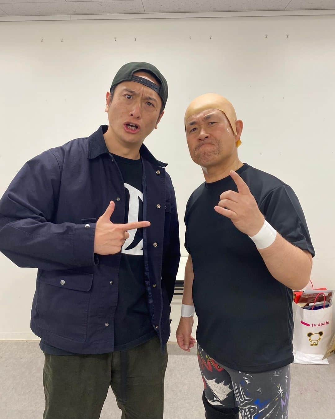 JP（ものまねタレント）のインスタグラム：「長瀬智也と武藤敬司  仕事のご依頼はインスタのDMでお問合せください。  Twitterアカウント→　#jpmaesaka Twitterアカウントポケモン→#jp_pkmn YouTubeチャンネル→#モノマネモンスターJP TikTok→#monomamejp #武藤敬司 #俺の家の話 #長瀬智也 #トクメイ  #神奈月 #強いネタの人 #ものまね代行世代 #ワイドナショー #JPさん #松本人志 #浜田雅功 #ダウンタウン #ものまね芸人 #松本人志ものまね #研音 #川島明ものまね #ラヴィット #滋賀芸人 #農業高校出身 #すべらない話 #IPPONグランプリ #ダウンタウンDX #どどどどっとJP #おはスタポケモン部 #ポケモン #しゃべくり007」