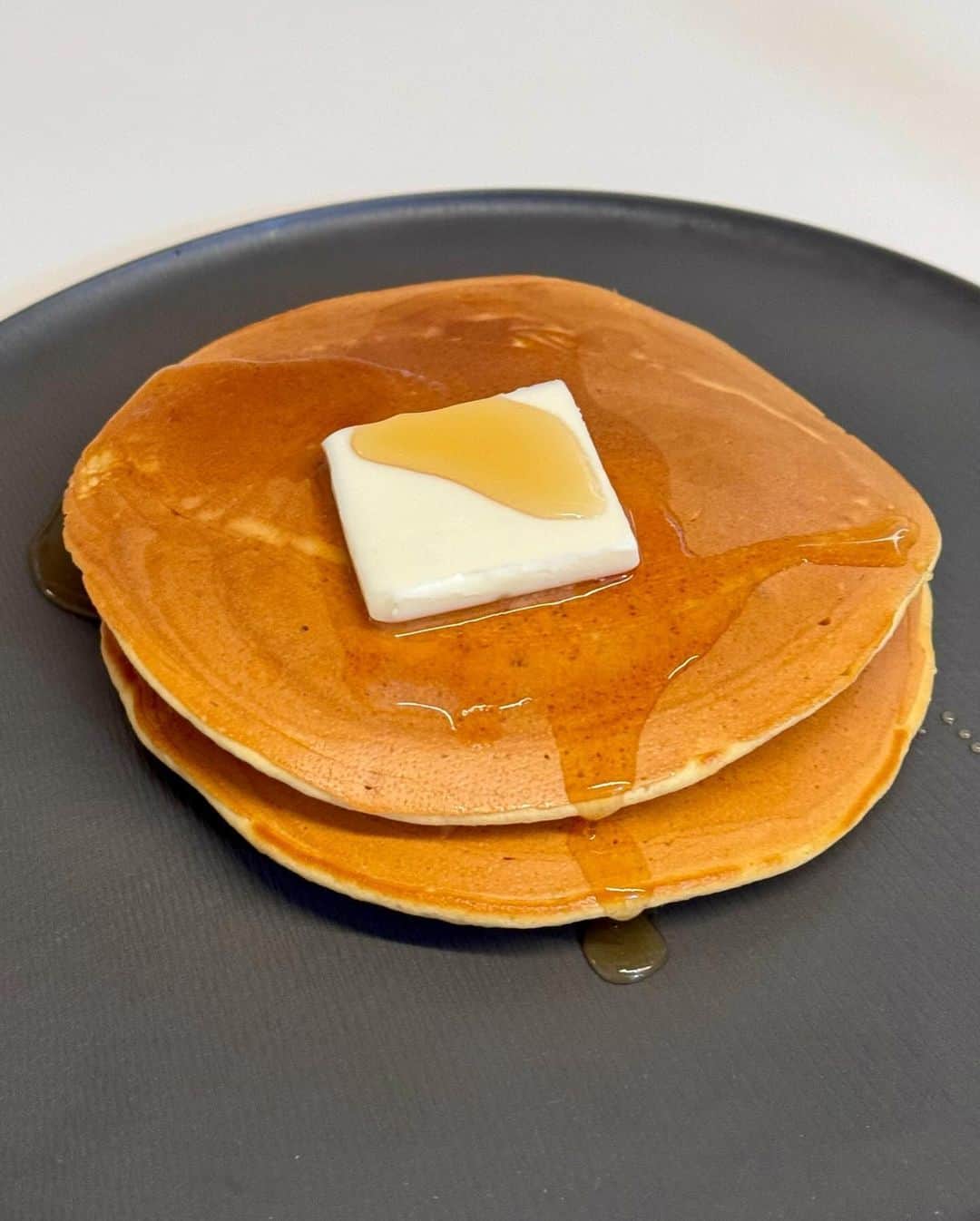 秋山具義のインスタグラム：「『HEXCLAD』のフライパンでいろいろ焼く実験。  ①喫茶店のホットケーキ 表面少しカリッと。中はフワッと。 焼き色きれいに美味しく焼けました！  https://hexclad.co.jp/password  #ete庄司夏子シェフアンバサダー #hexclad #ヘックスクラッド #グギメシ」