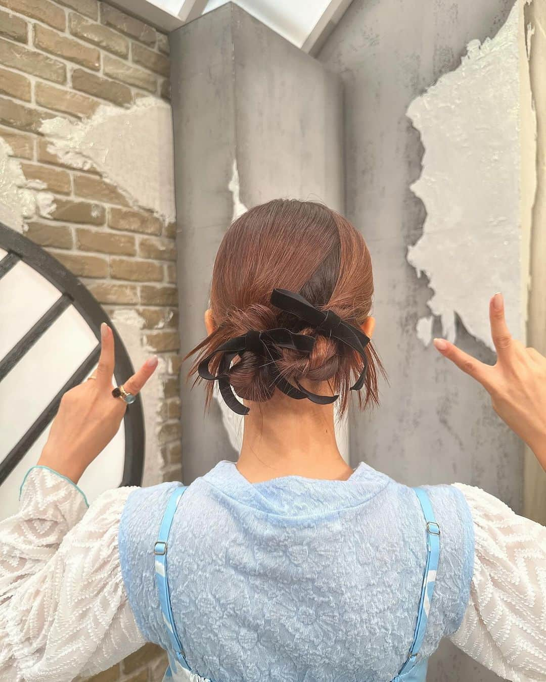 鷲見玲奈さんのインスタグラム写真 - (鷲見玲奈Instagram)「. 先週のドーナツトークの衣装と、昨日のズムサタの衣装🩵🤍  ドーナツトークではまた新しい髪型にしてもらいました！ @emikito_hm いつもありがとうございます😍  今夜も放送ありますので、よろしくお願いします🥰  #ドーナツトーク #TBS CBC #スミ衣装」11月26日 12時10分 - sumi__reina