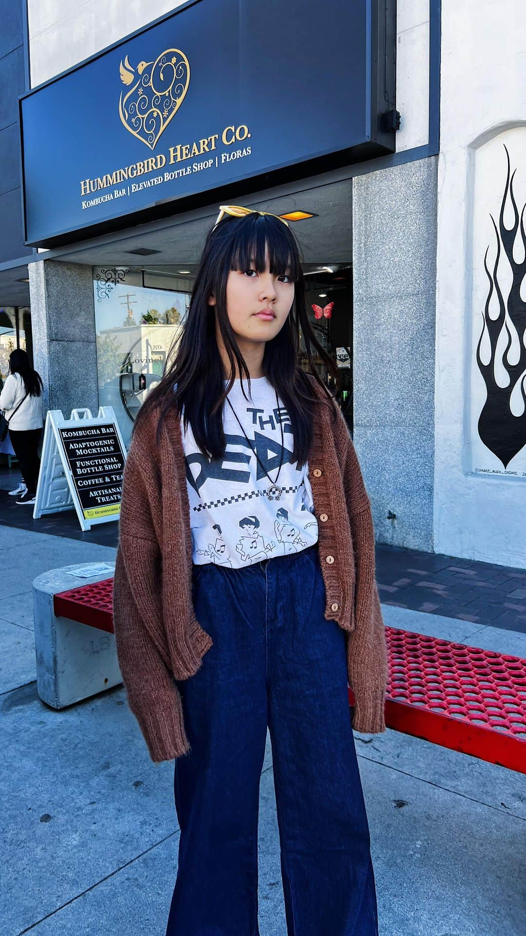 Zooey Miyoshiのインスタグラム：「Crossed off another thing on my bucket list by performing my first in-store solo mini live @shopsweetthreads 💗 This song is called Weeds by @beachbunnymusic 🎶🎤🎸 #musicwithzooey」