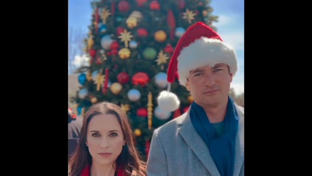 レイシー・シャベールのインスタグラム：「The residents of Evergreen Lane are back! 🎉🎄🎉🎄 Emily and Jared are spending their first Christmas as a couple while the HOA becomes crazier than ever before about Christmas as the famous Jolly Johnsons move into the cul de sac. This movie is pure fun!  I really hope you enjoy it tonight at 8/7c on @hallmarkchannel and that it brings your family some holiday cheer ❤️」