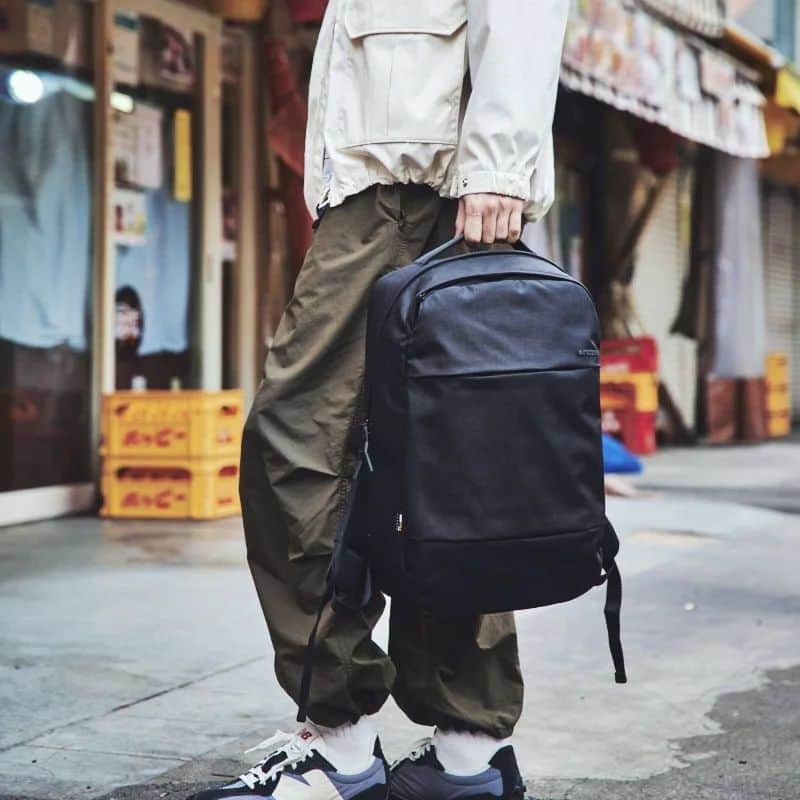 Incase Japanのインスタグラム：「- City Compact Backpack With CORDURA Nylon -  再入荷!!  優れた耐久性や耐水性を誇る500デニールコーデュラナイロンを採用した人気の定番No.1バックパック  【サイズ】約H46 × W33 × D13 cm 【素材】500Dコーデュラナイロン 【価格】19,800円  商品に関するお問い合わせや通信販売のご用命は、プロフィール欄にある連絡先（Incase SHINJUKU）までご連絡ください。 皆さまのお悩みを専属スタッフがサポートいたします。  ▷詳しくは @incase_japan プロフィールからOFFICIAL ONLINE STOREへ  #incase #goincase #incasejapan」