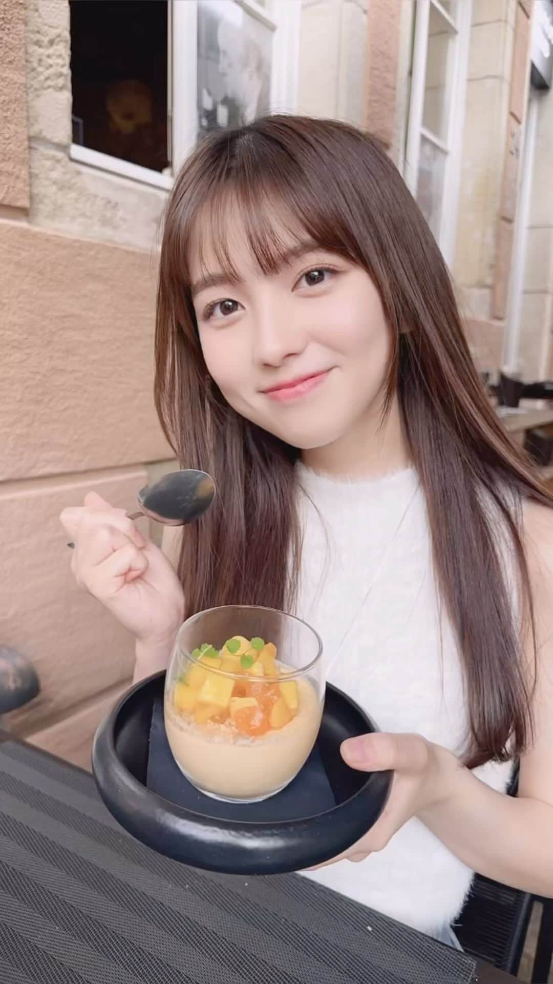 せきぐちりさのインスタグラム：「今日マルタ島🇲🇹からルクセンブルク🇱🇺に帰ってきたよ✈️ 天気が悪くて飛行機めっちゃ揺れました🫨  暖かかったマルタに比べてルクセンブルクは寒いです🥶 来週は雪の予報❄️ クリスマスマーケットが昨日から始まってるので近々行ってきます🎅  今日の動画は、まだ初夏のルクセンブルク🇱🇺 オープンテラスでご飯が食べられる夏が1番好きです🫶💖  ⁡‥‥‥‥‥‥‥‥‥‥‥‥‥‥‥‥‥‥‥‥‥‥‥‥ ルクセンブルク🇱🇺在住。19歳。 ルクセンブルクやヨーロッパの旅行写真たくさん載せてるので是非みてね📸 @risa_s_lisa  ⚠️配信アプリが変わりました！ 毎日23時ごろから『ポコチャ』で配信してます。 ※プロフィールのリンクからフォローお願いします🙇‍♀️ ‎‥‥‥‥‥‥‥‥‥‥‥‥‥‥‥‥‥‥‥‥‥」