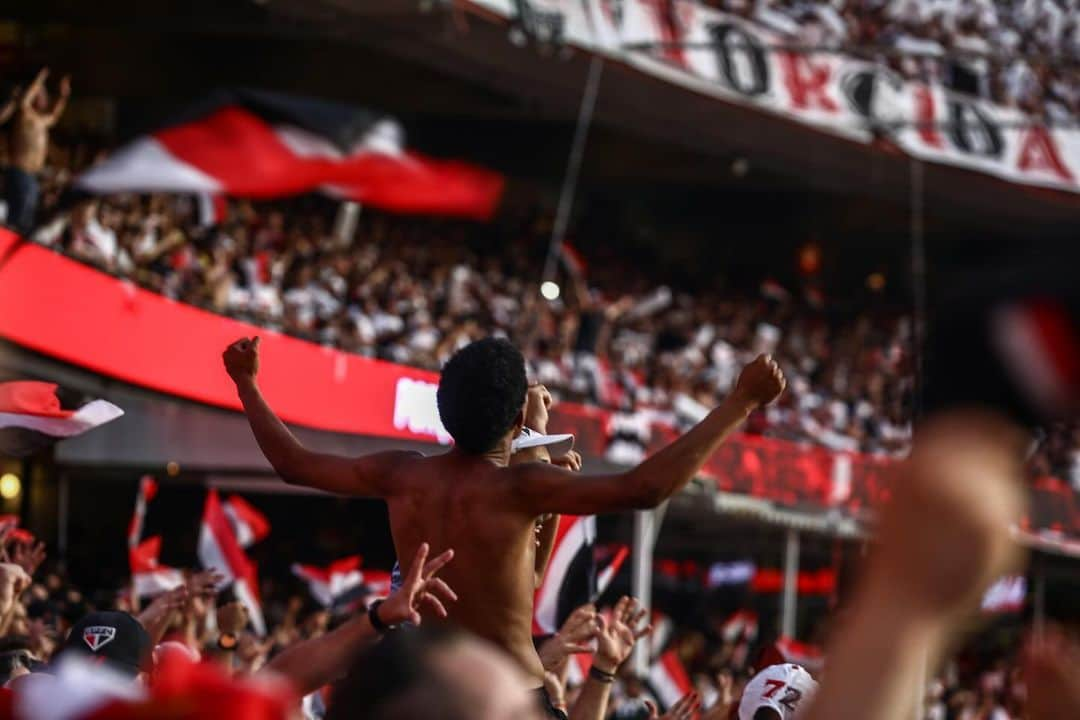 São Paulo FCさんのインスタグラム写真 - (São Paulo FCInstagram)「⏰ Menos de 24 horas para a #TorcidaQueConduz estar de novo no Morumbi!   🏟️ Quer fazer parte do penúltimo jogo do Tricolor em casa na temporada? Compre agora o seu ingresso para São Paulo x Cuiabá, às 18h30, pelo @brasileirao!   🔗 spfc.totalacesso.com (Link nos stories)  #VamosSãoPaulo 🇾🇪  📸 Felipe Iruatã / saopaulofc」11月26日 6時57分 - saopaulofc