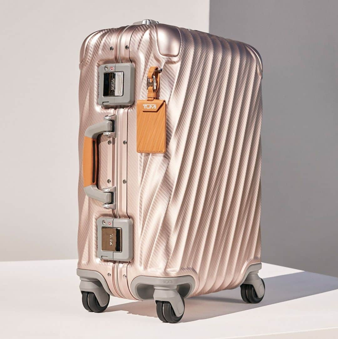 トゥミのインスタグラム：「Packed with possibilities and ready when you are, grab the iconic 19 Degree Aluminum packing case and go explore.   #TUMI19D」