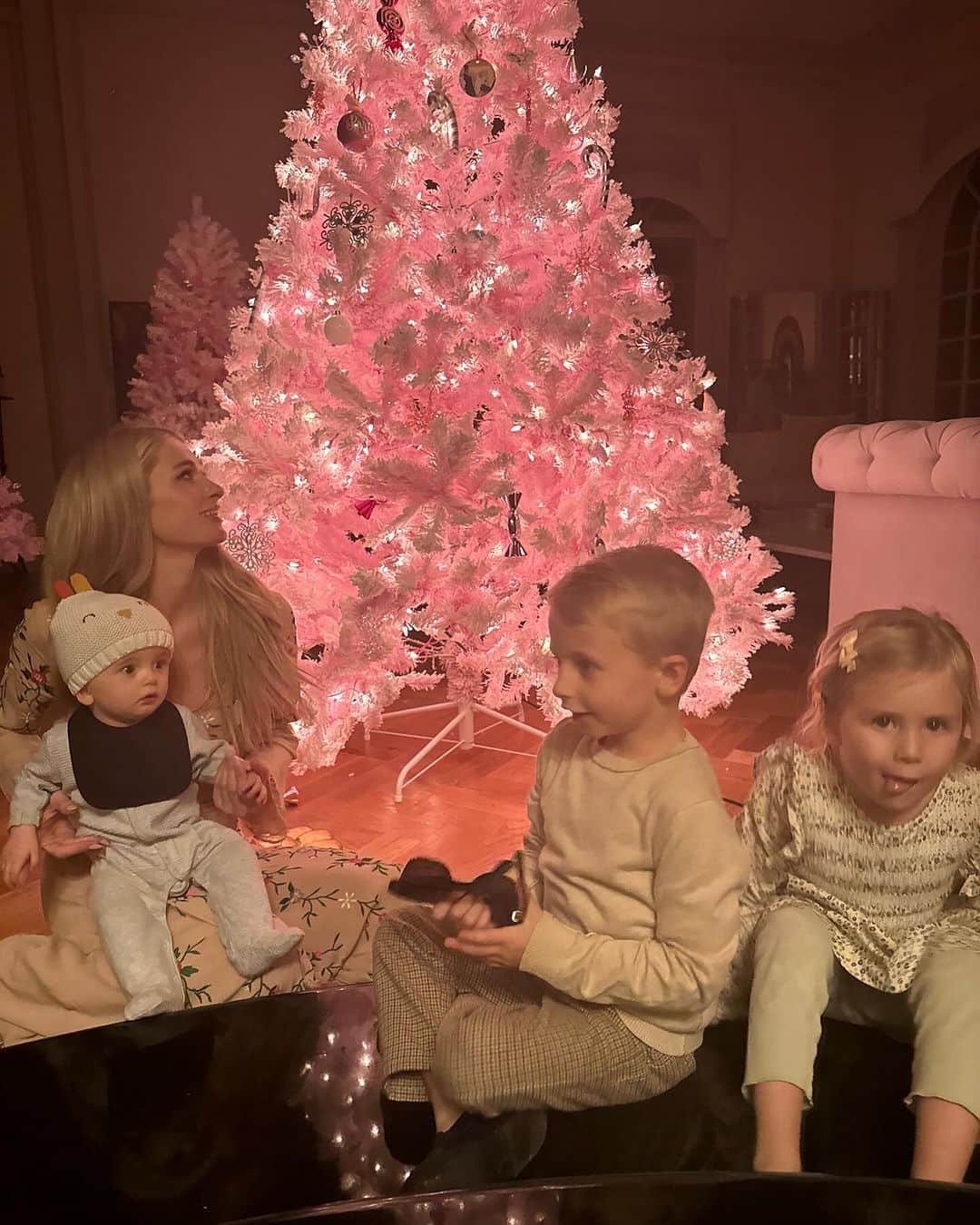 パリス・ヒルトンさんのインスタグラム写真 - (パリス・ヒルトンInstagram)「Celebrating our baby girl London with a pink Christmas! 💕💕🎄💕💕」11月26日 6時56分 - parishilton