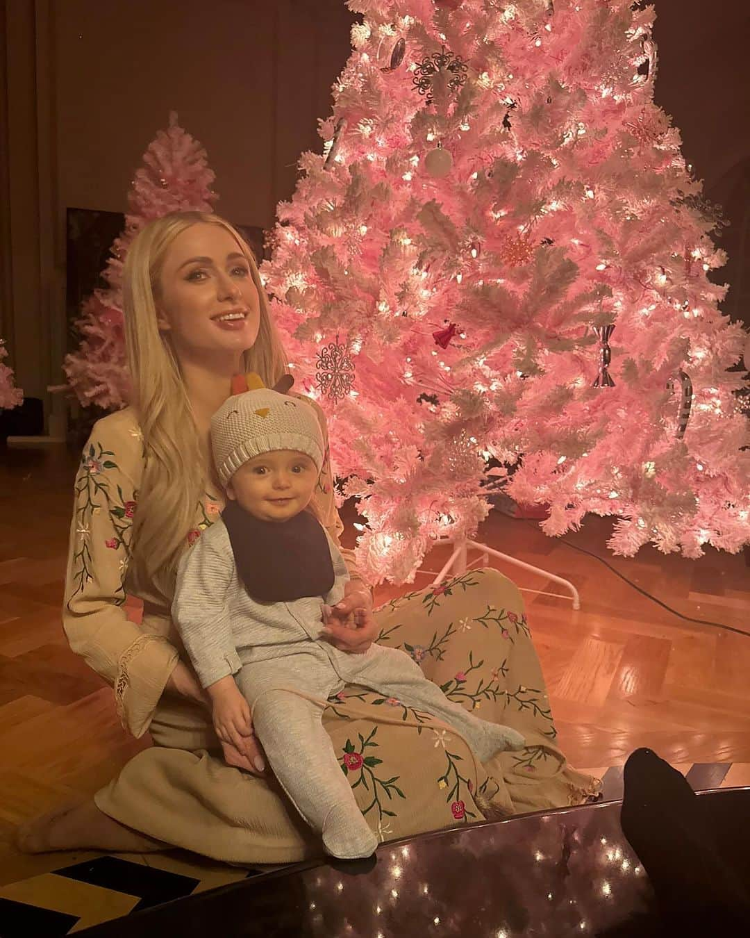 パリス・ヒルトンさんのインスタグラム写真 - (パリス・ヒルトンInstagram)「Celebrating our baby girl London with a pink Christmas! 💕💕🎄💕💕」11月26日 6時56分 - parishilton