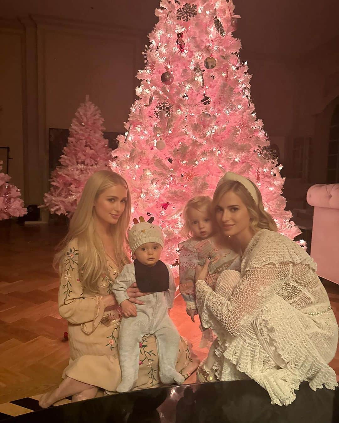 パリス・ヒルトンさんのインスタグラム写真 - (パリス・ヒルトンInstagram)「Celebrating our baby girl London with a pink Christmas! 💕💕🎄💕💕」11月26日 6時56分 - parishilton